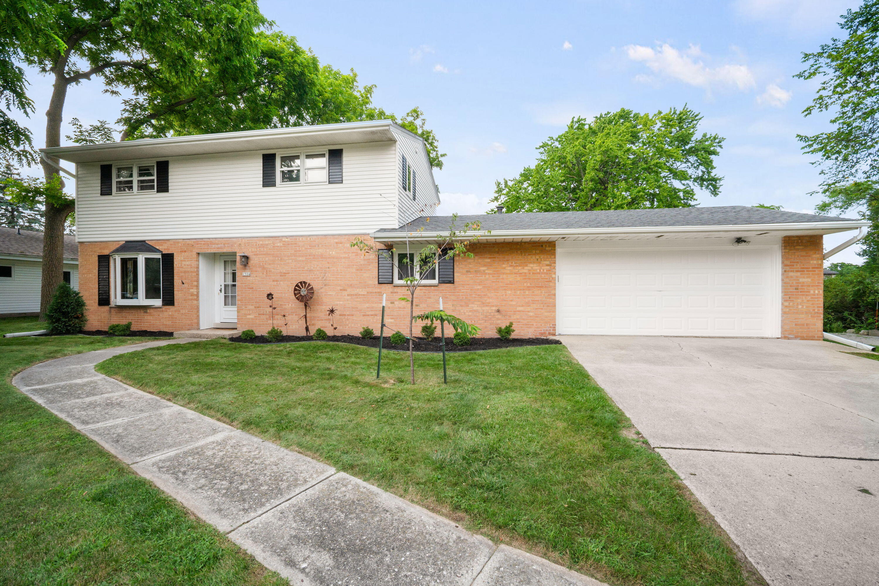 1504 W Decorah Rd — photo