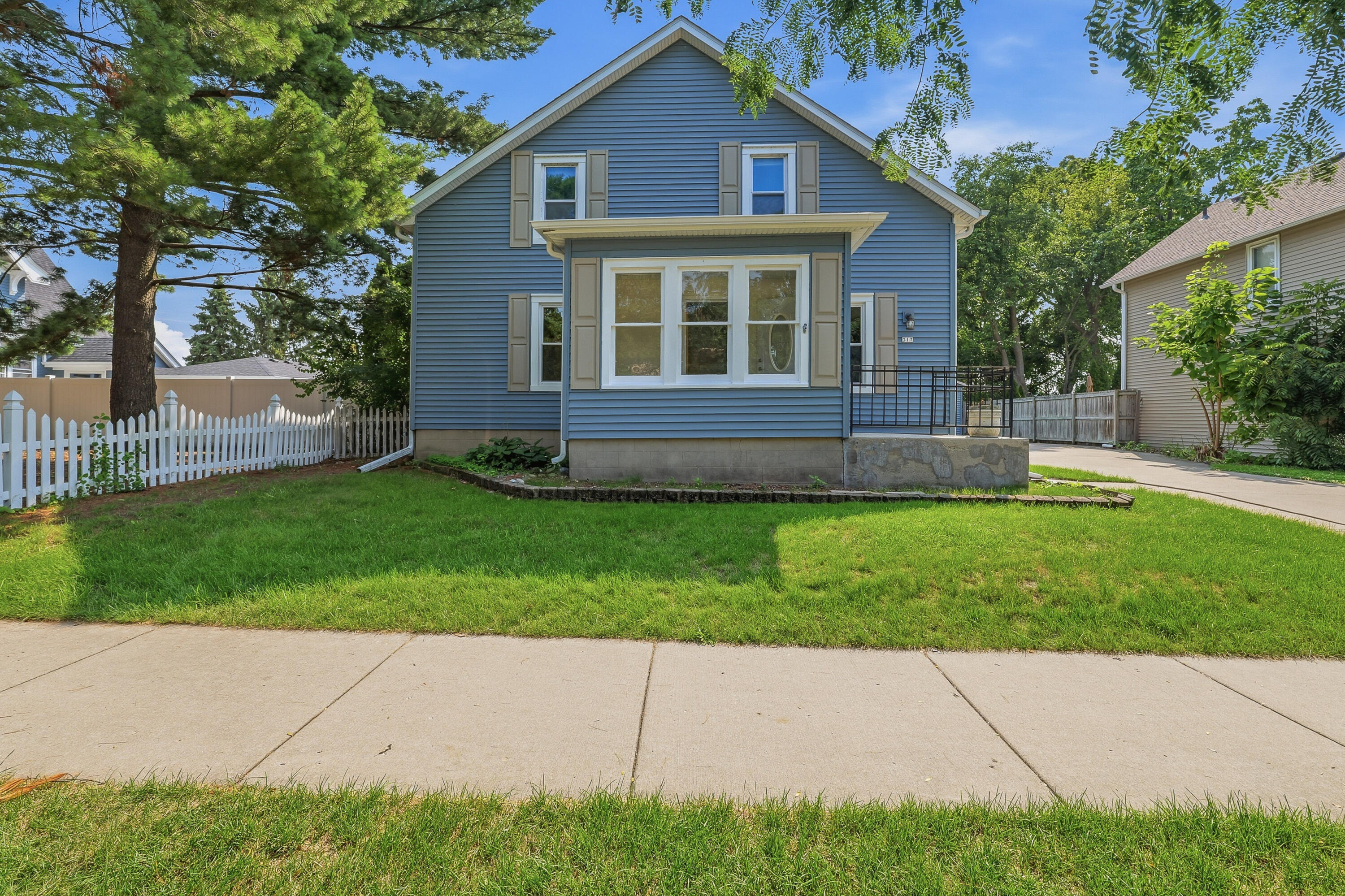 317 E Pleasant St — photo