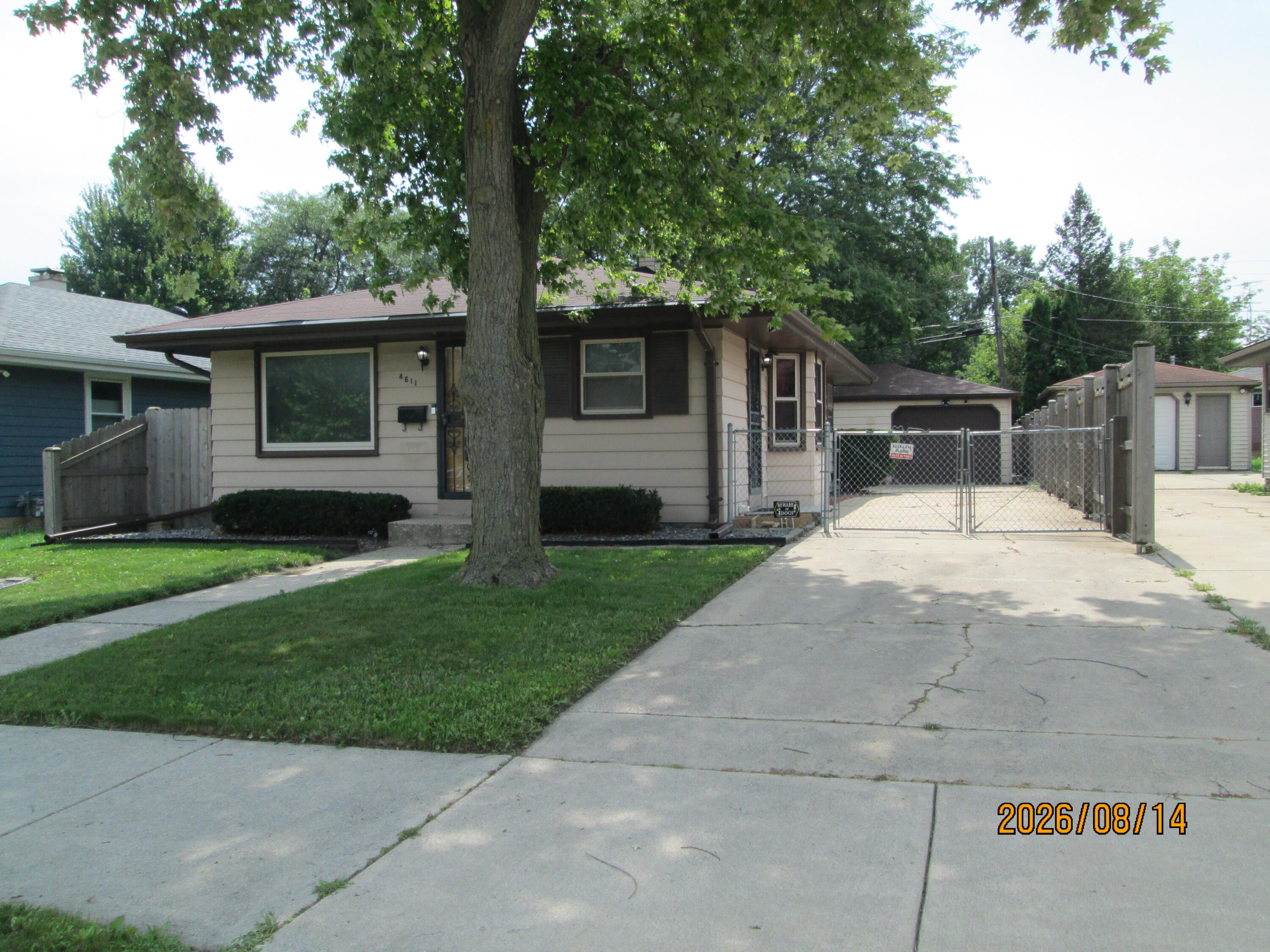 4611 Wright Ave — photo