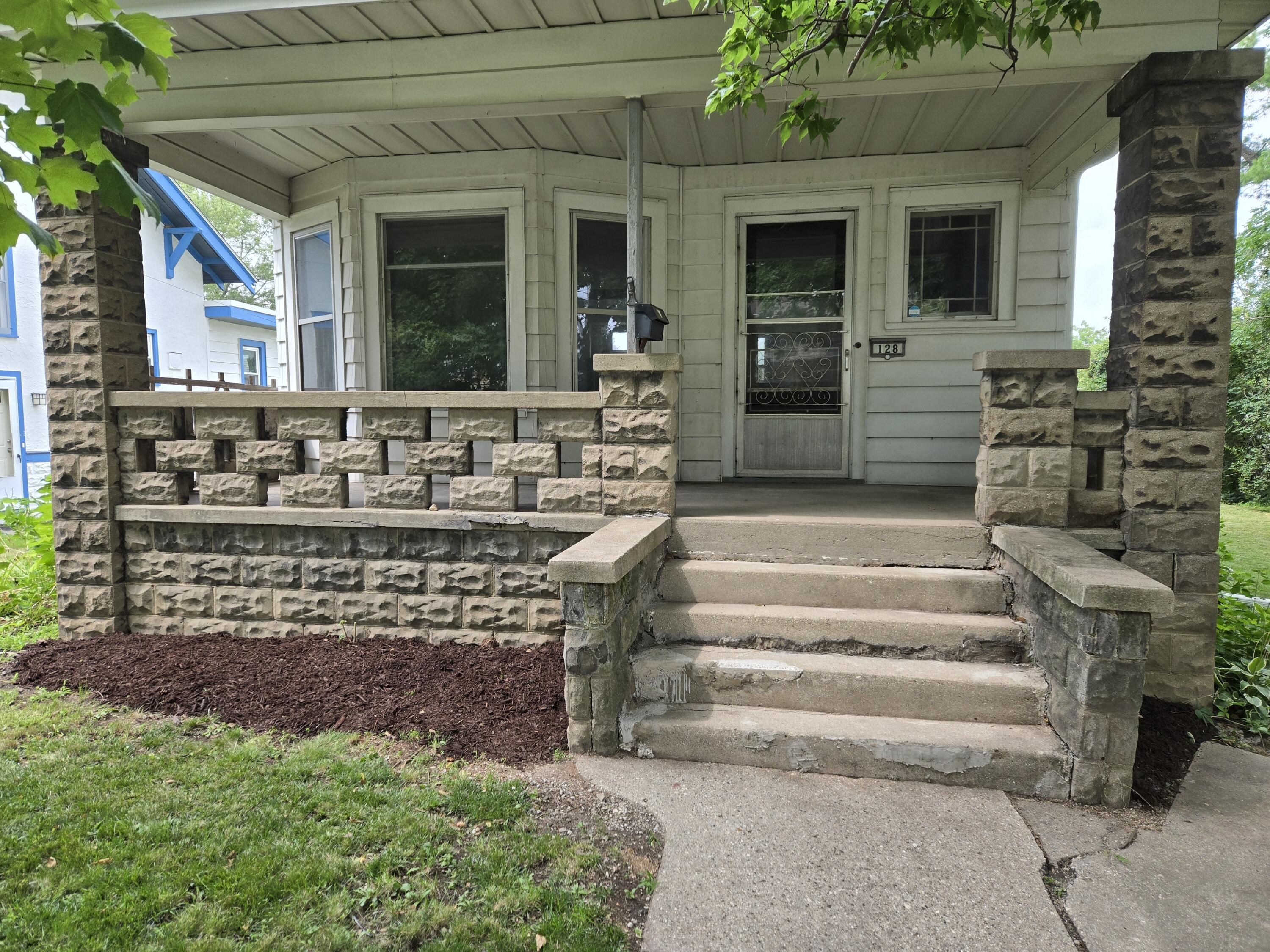 128 Hinman Ave — photo