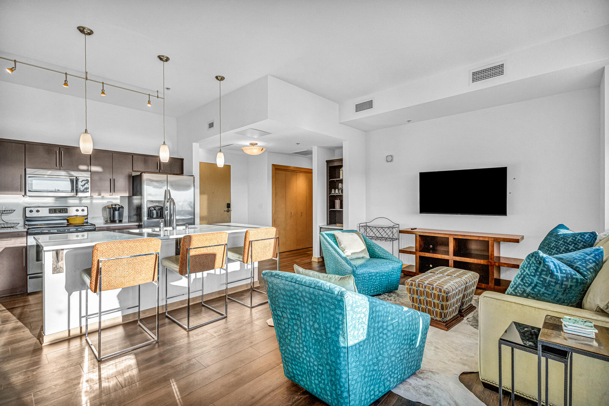 106 W Seeboth St, 823 — photo