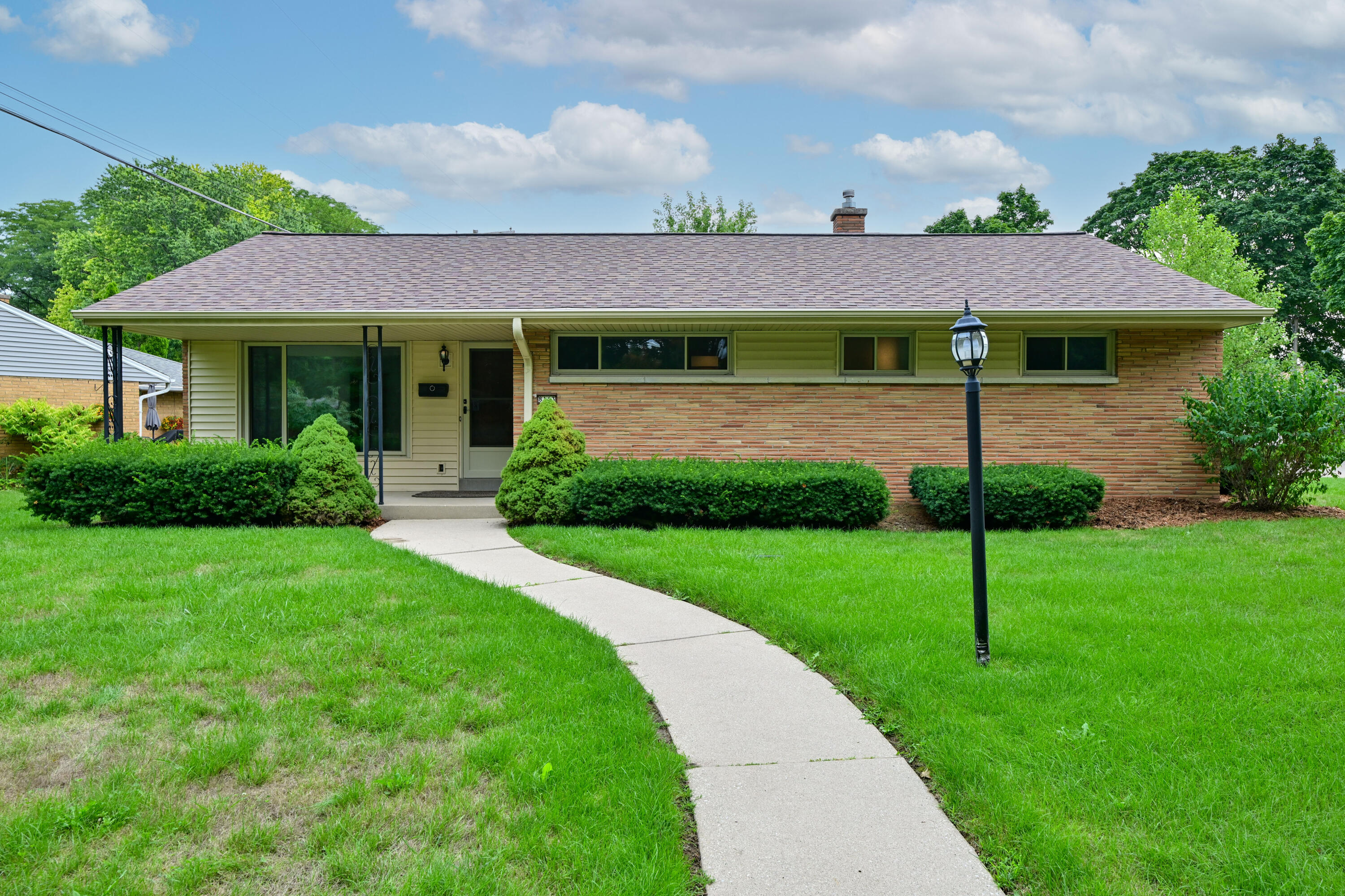 8143 W Raymond Ln — photo
