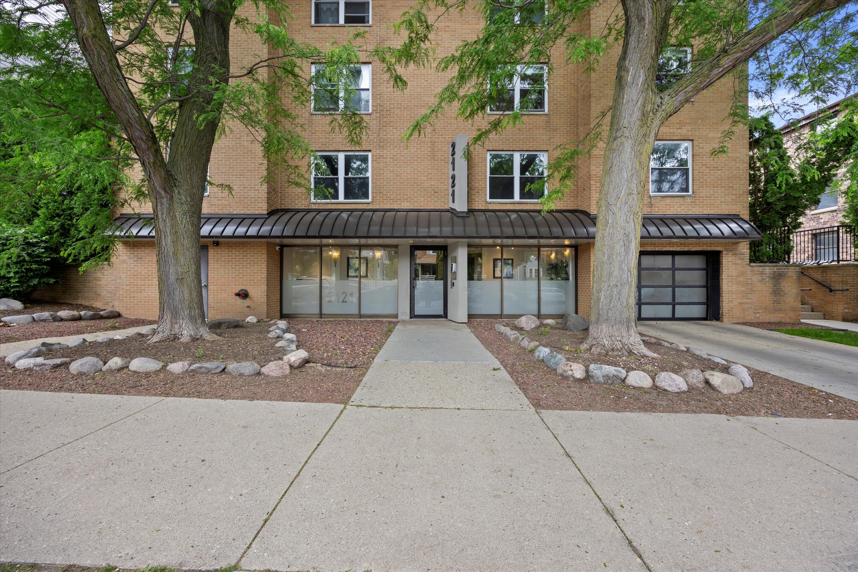 2121 N Cambridge Ave, 210 — photo