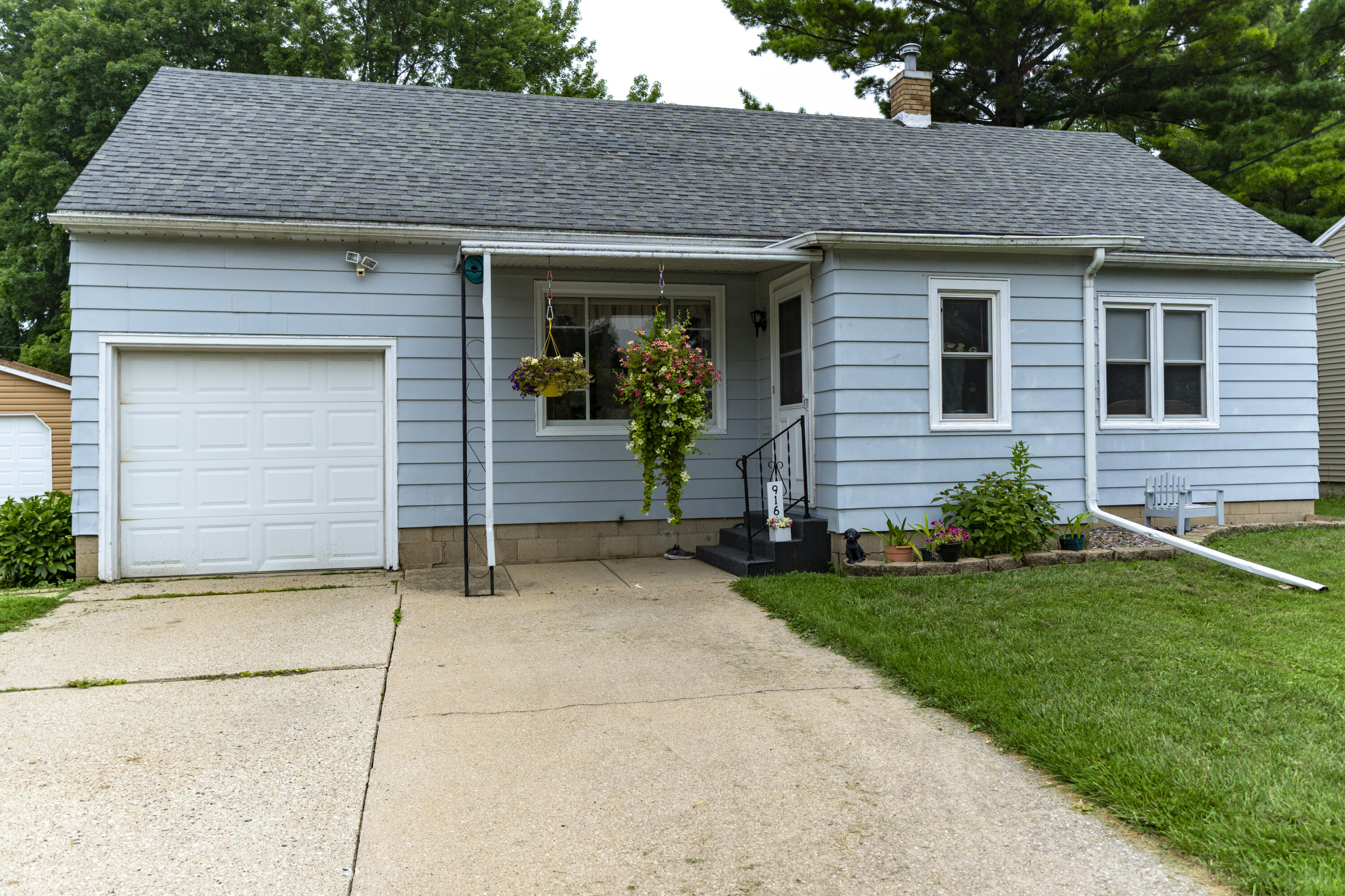 916 Clark St — photo