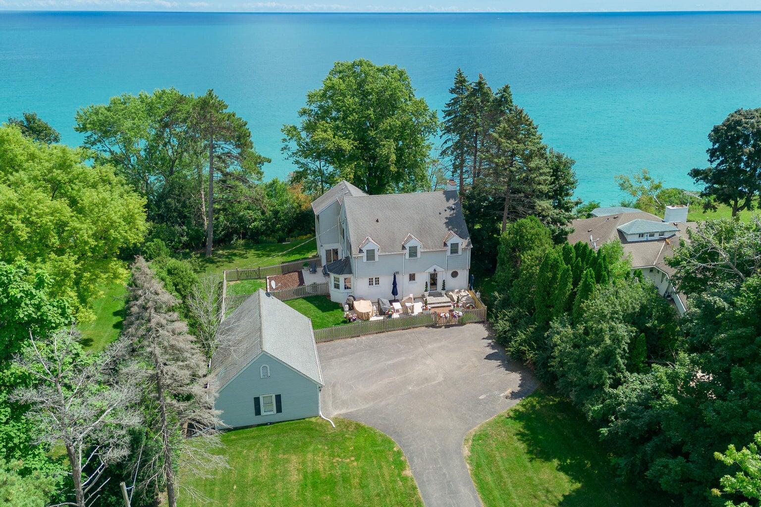 12504 N Lake Shore Dr — photo