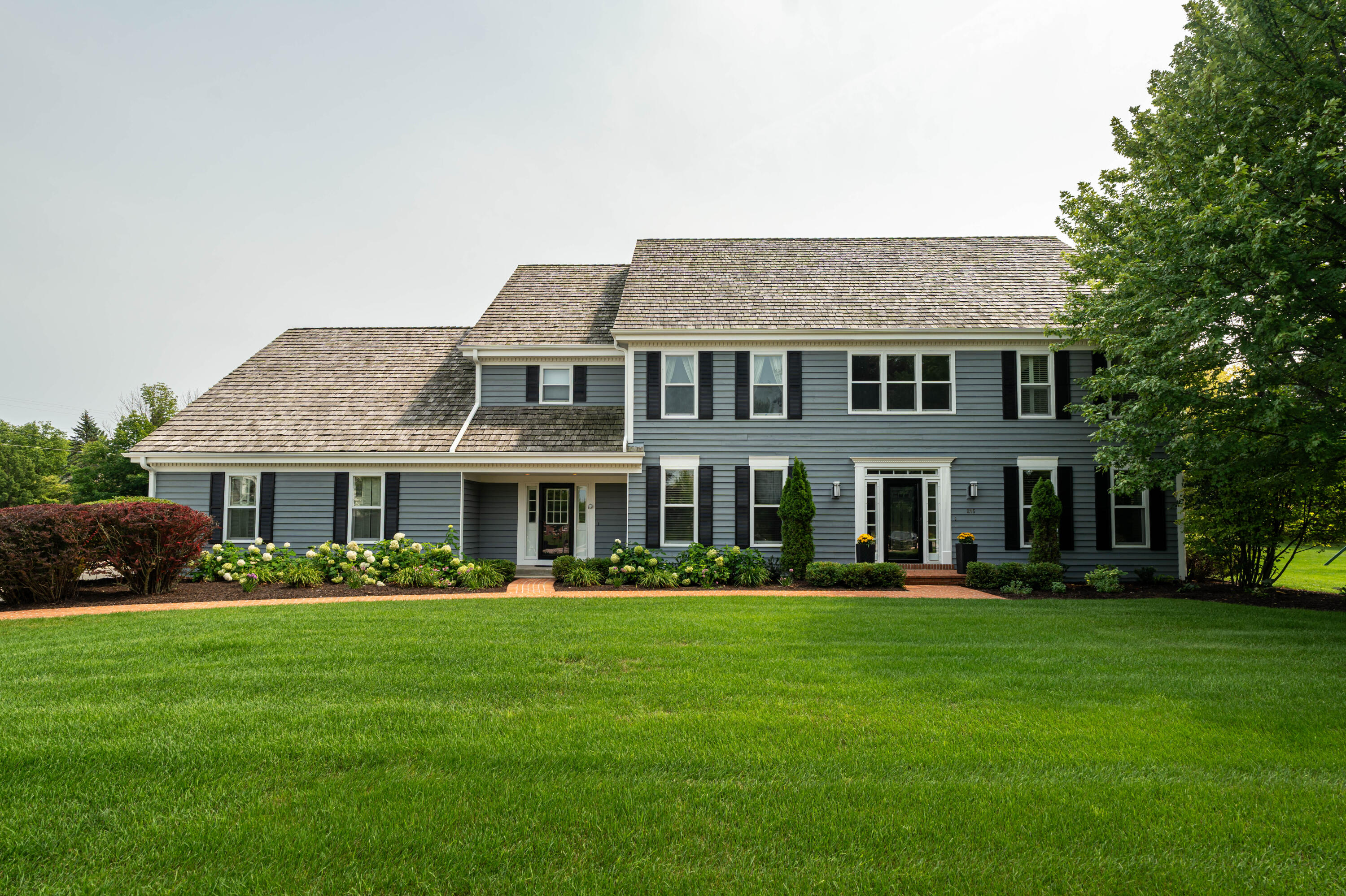 215 E Beechwood Ct — photo