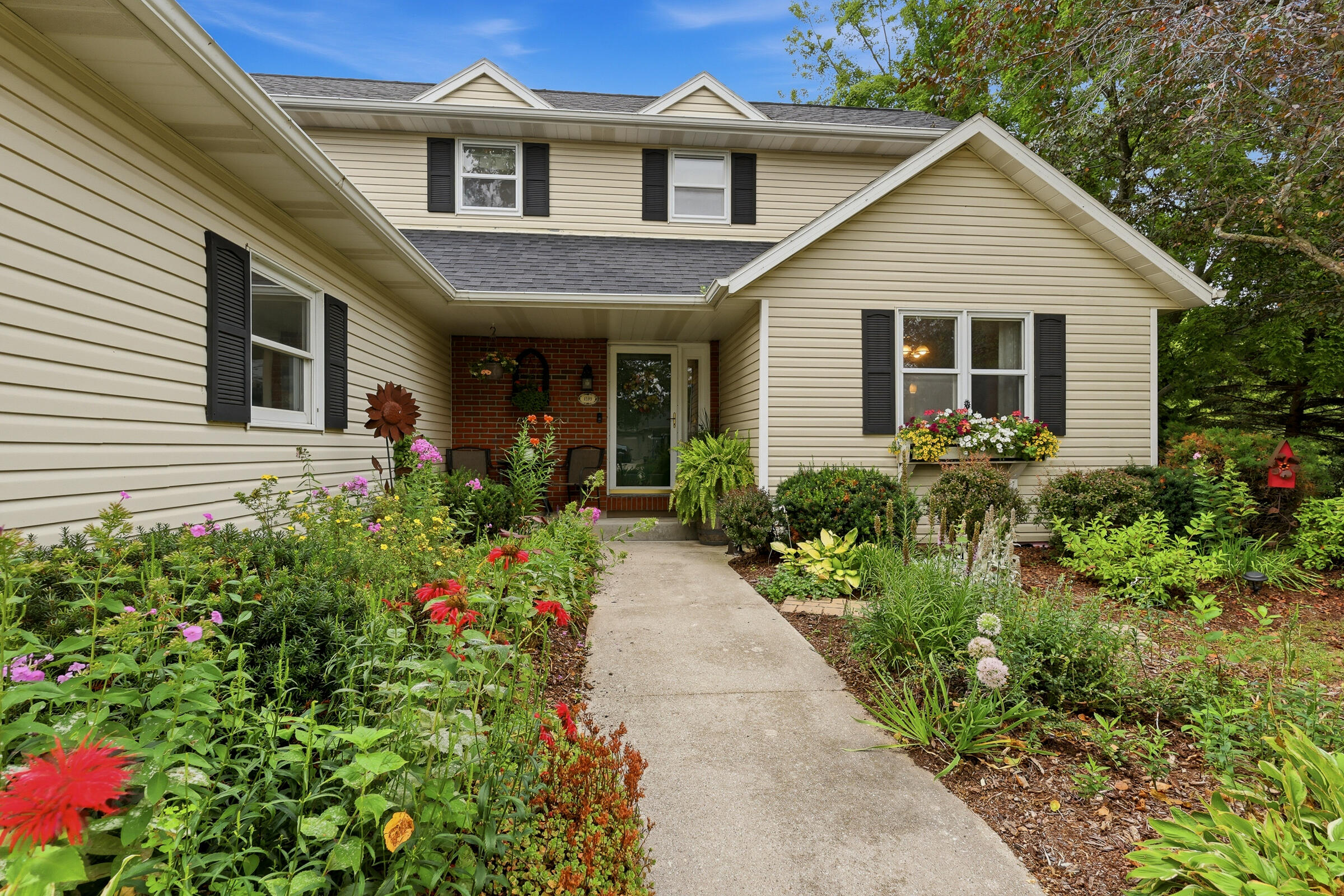 4589 Hunters Glen Dr — photo