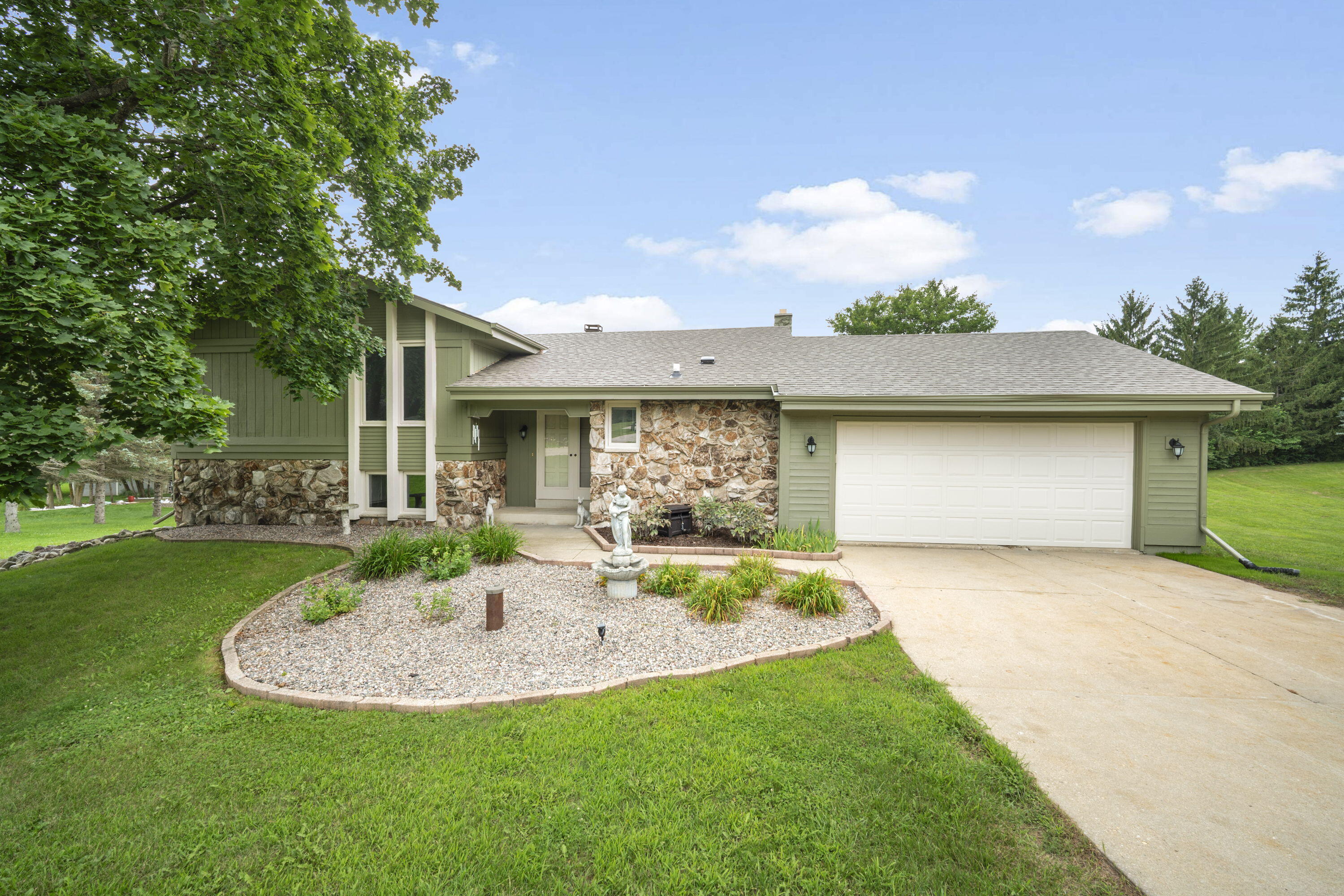 W249S7055 Sugar Maple Dr — photo