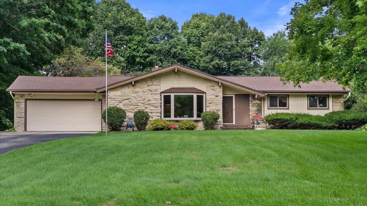 W215N10105 Hickory Dr — photo