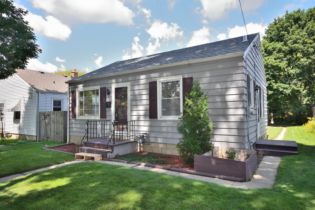 834 E Holt Ave — photo