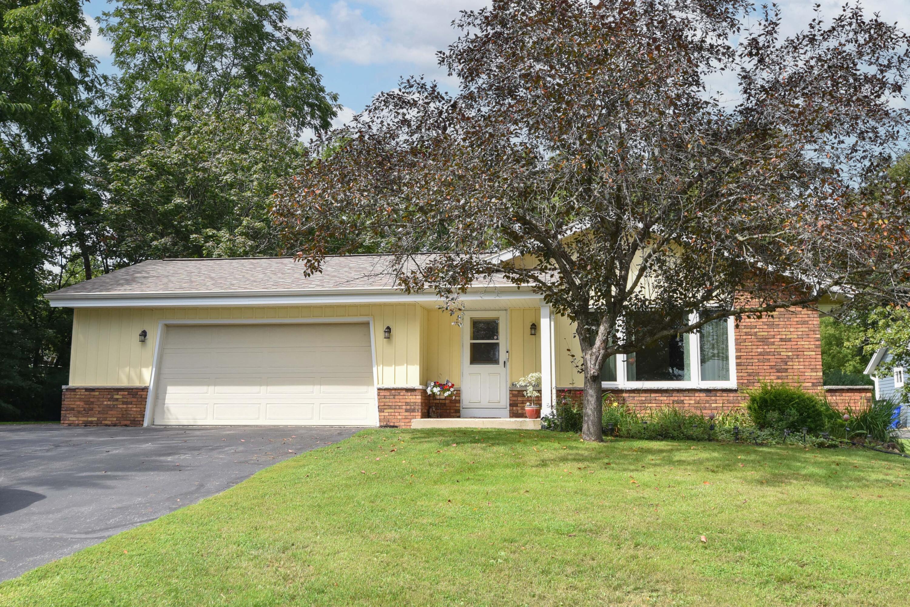 W193S7137 Hillview Dr — photo