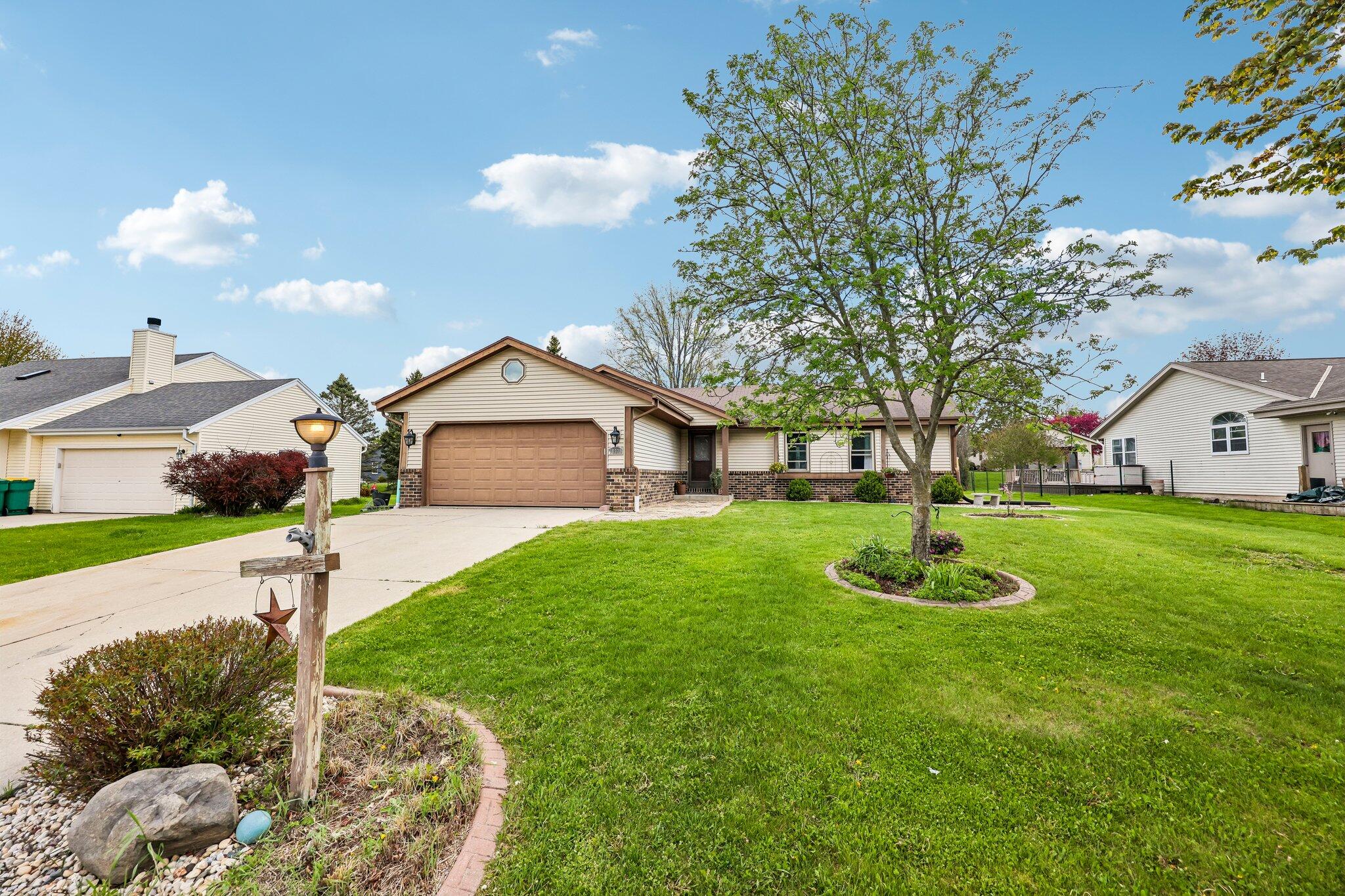 W163N10528 Ridgeview Ln — photo