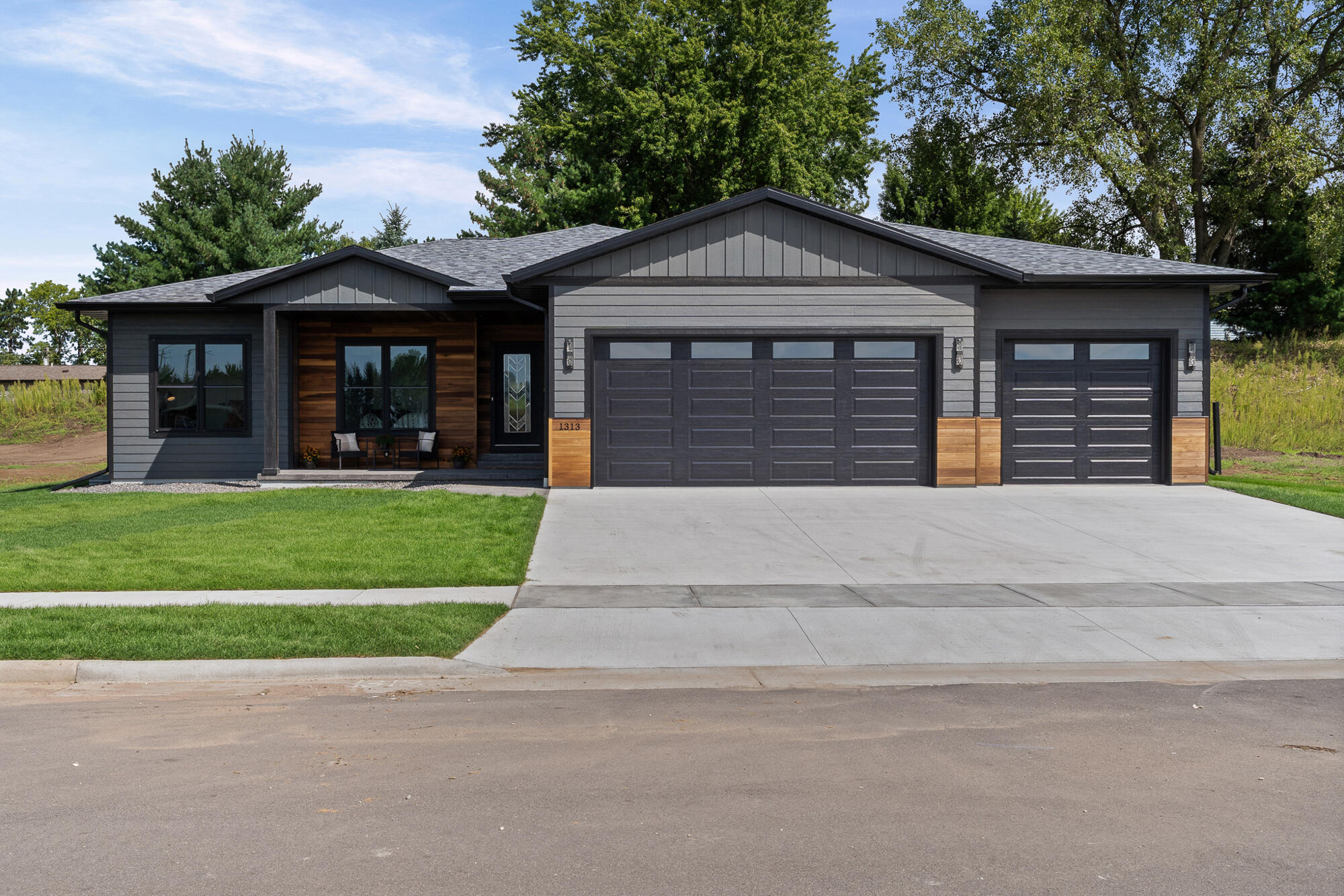 1313 Leo Dr — photo