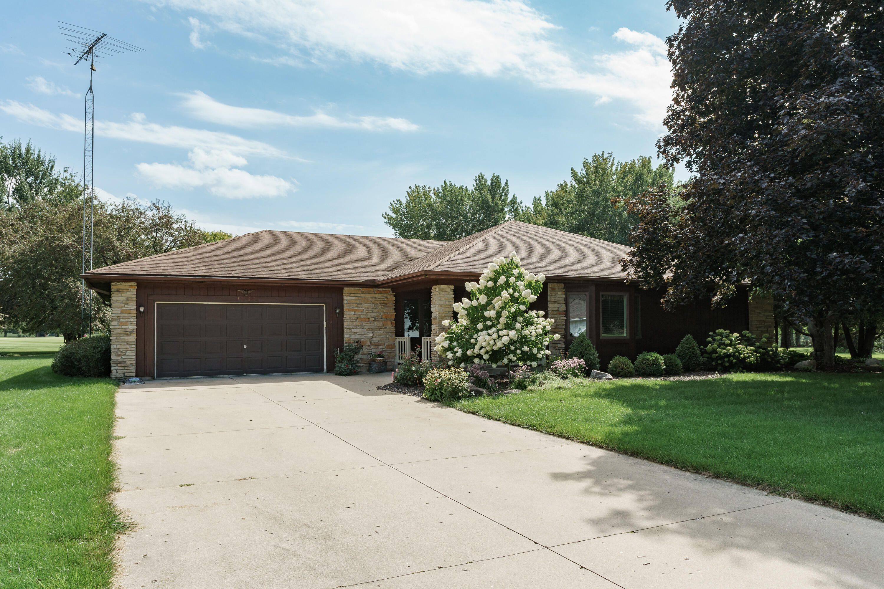 1605 Country Club Ln — photo