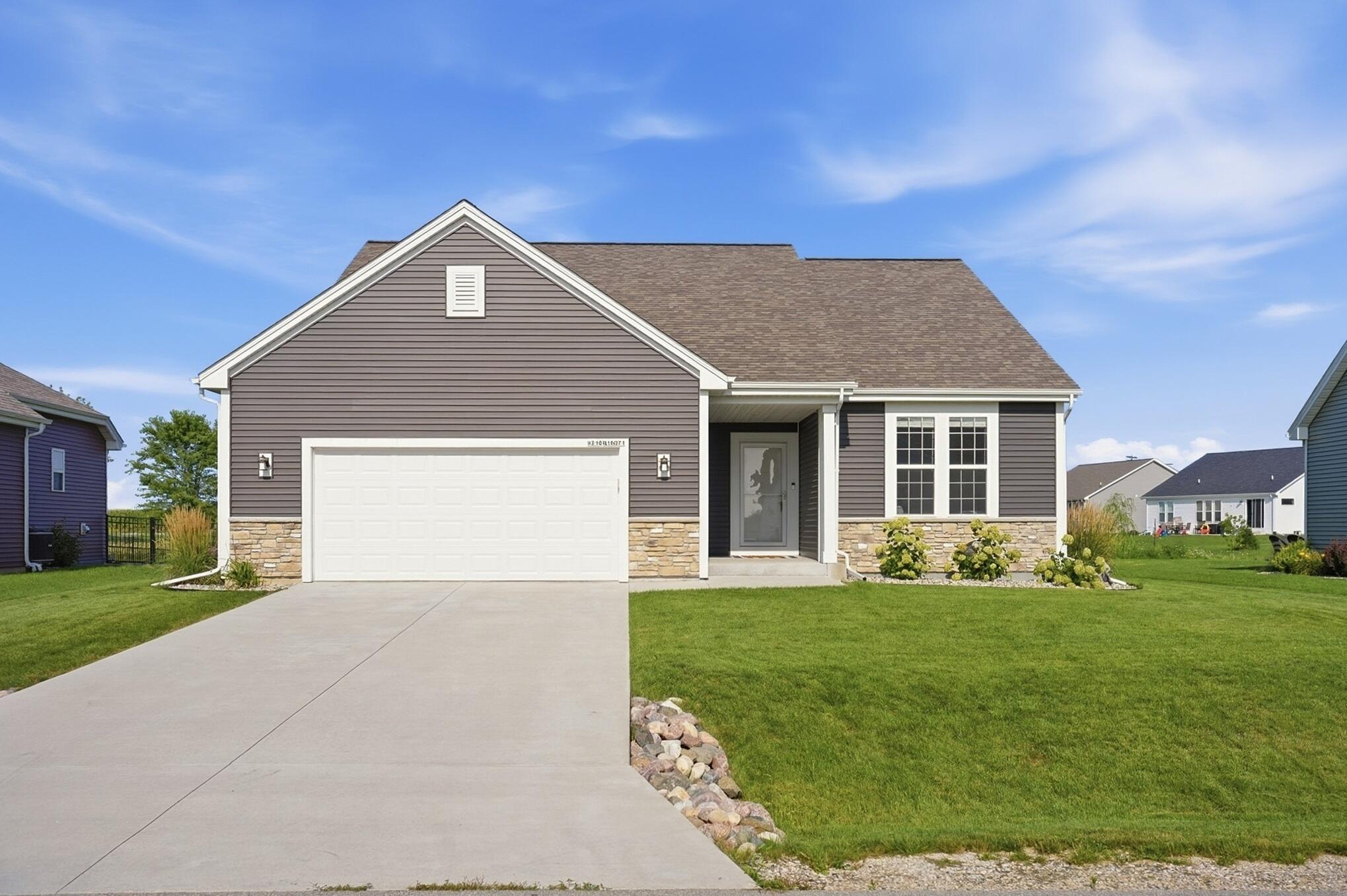 W218N16071 Tiger Lily Dr — photo