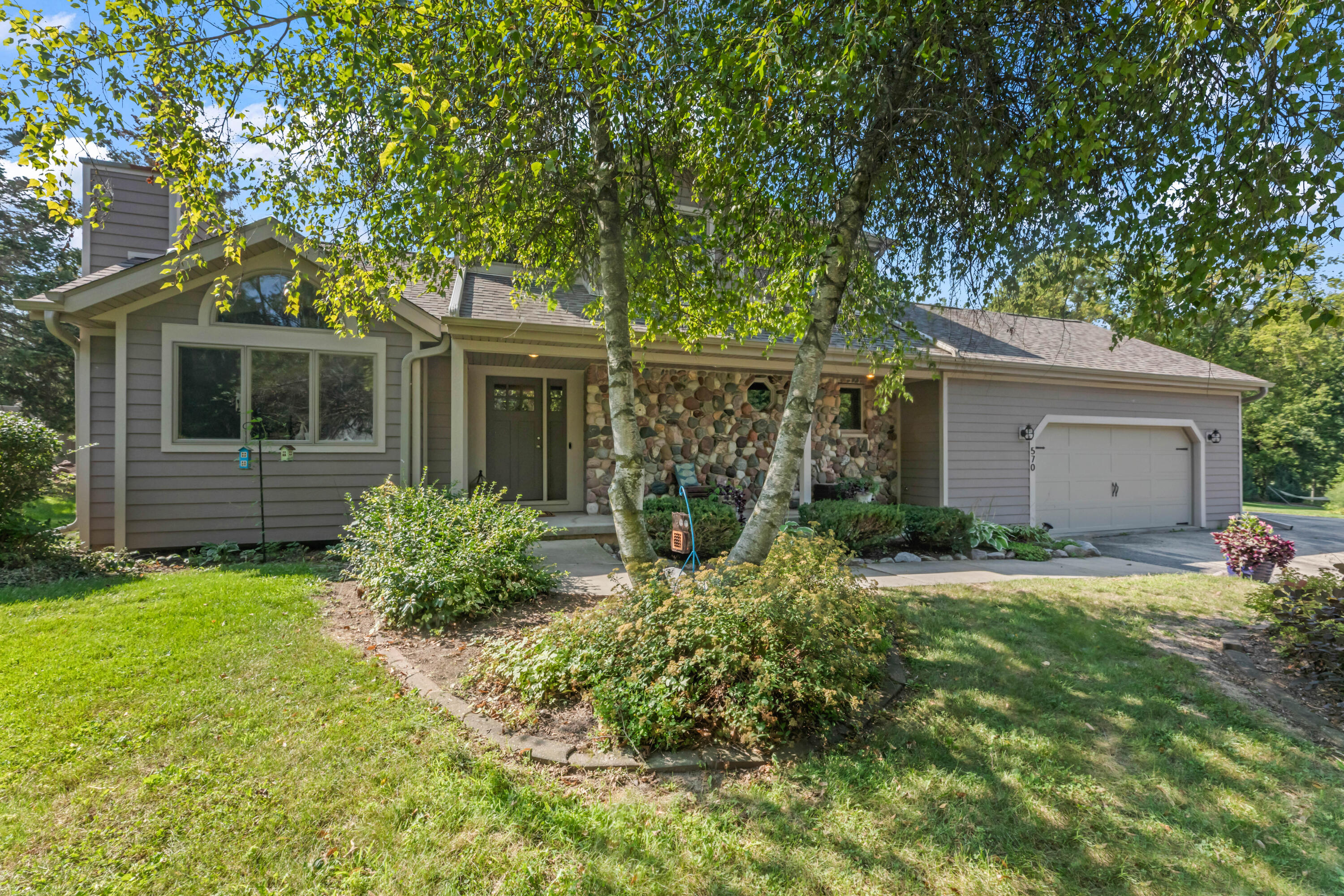 570 Connor Ct — photo
