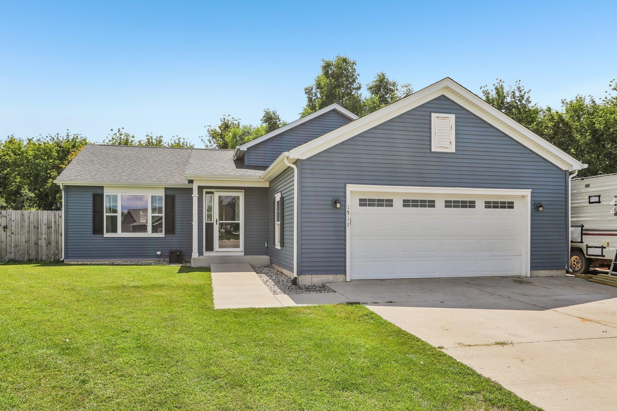 1511 E Longneedle Ln — photo