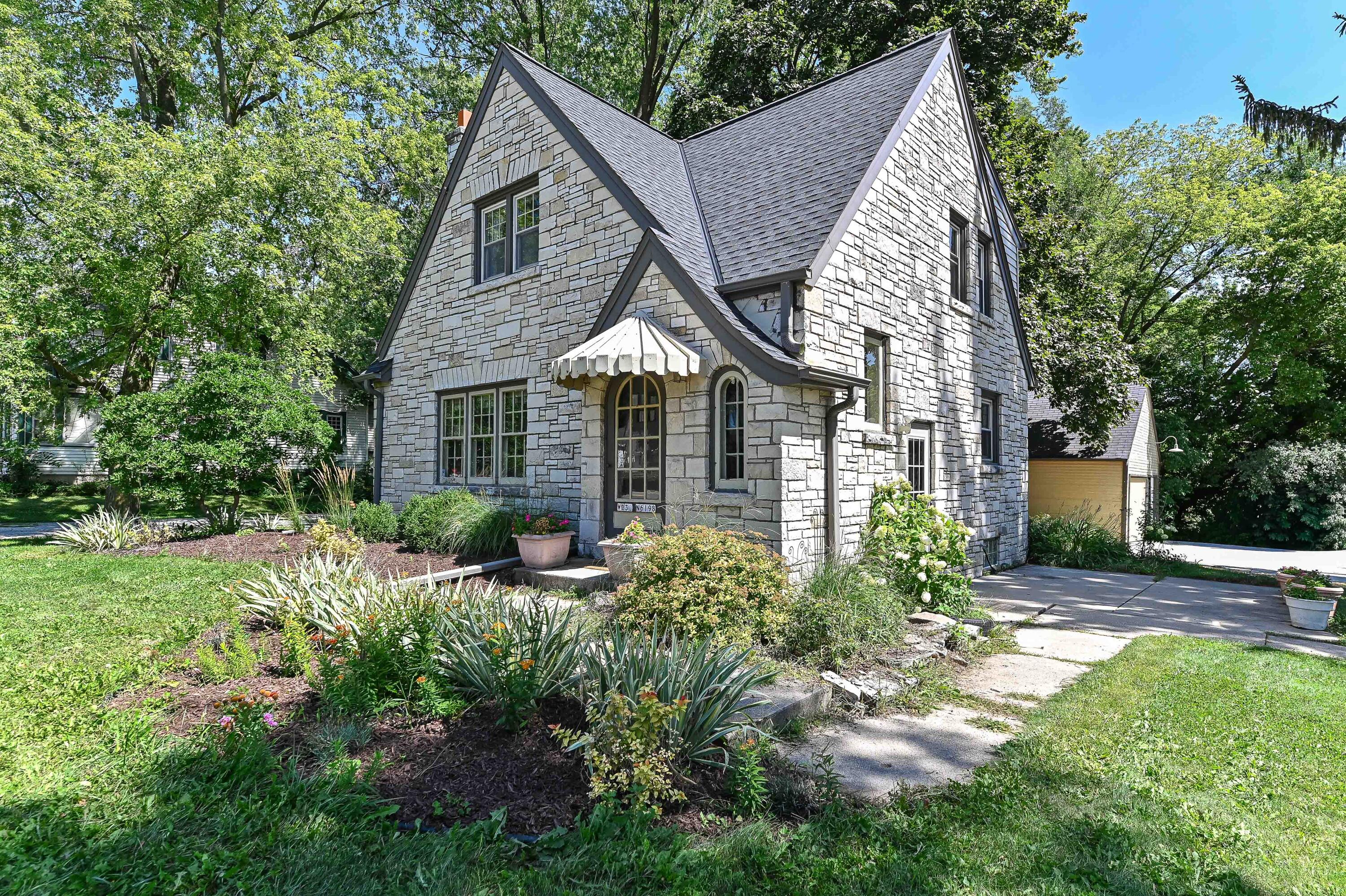 W232N6198 Waukesha Ave — photo