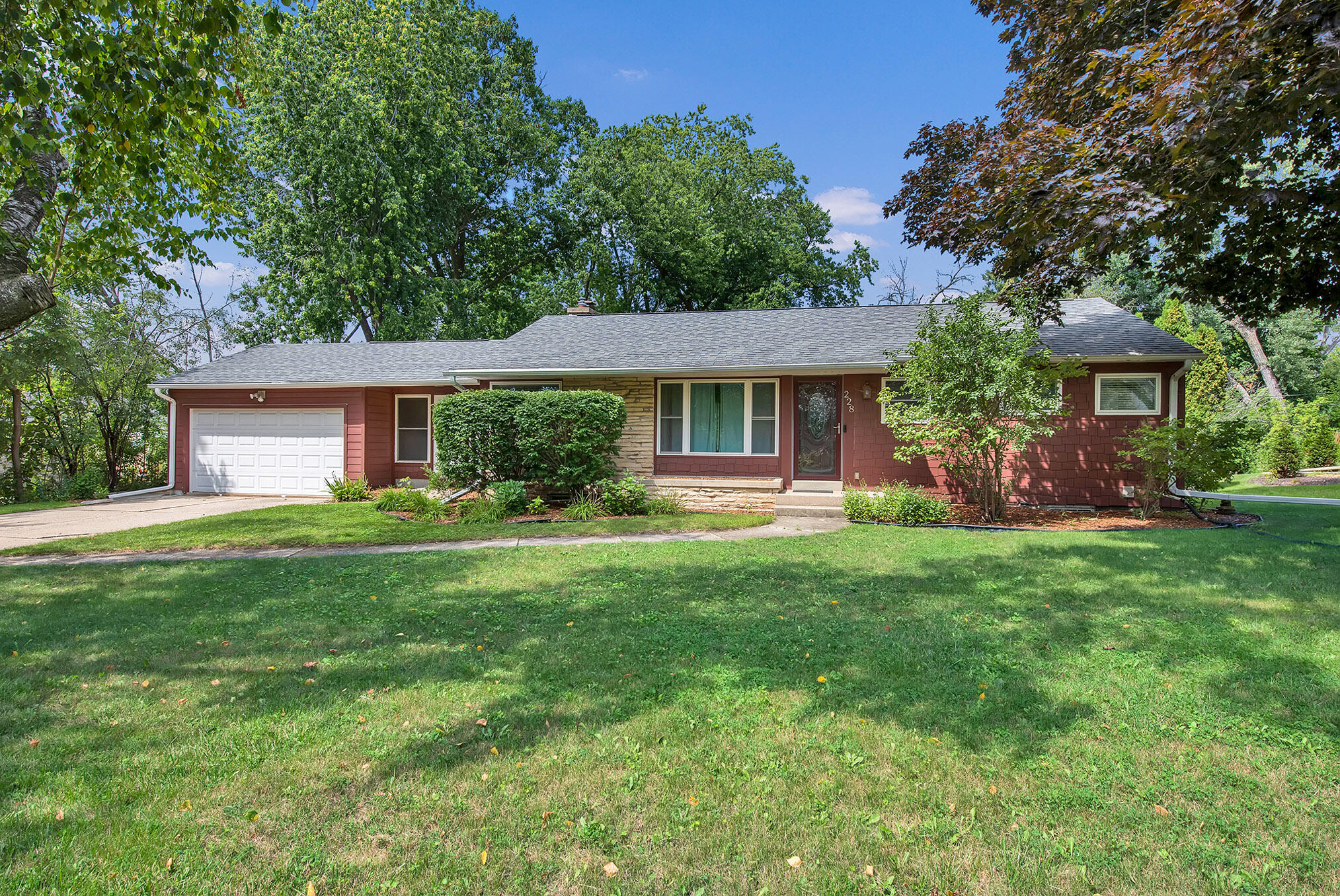 228 W Brentwood Ln — photo