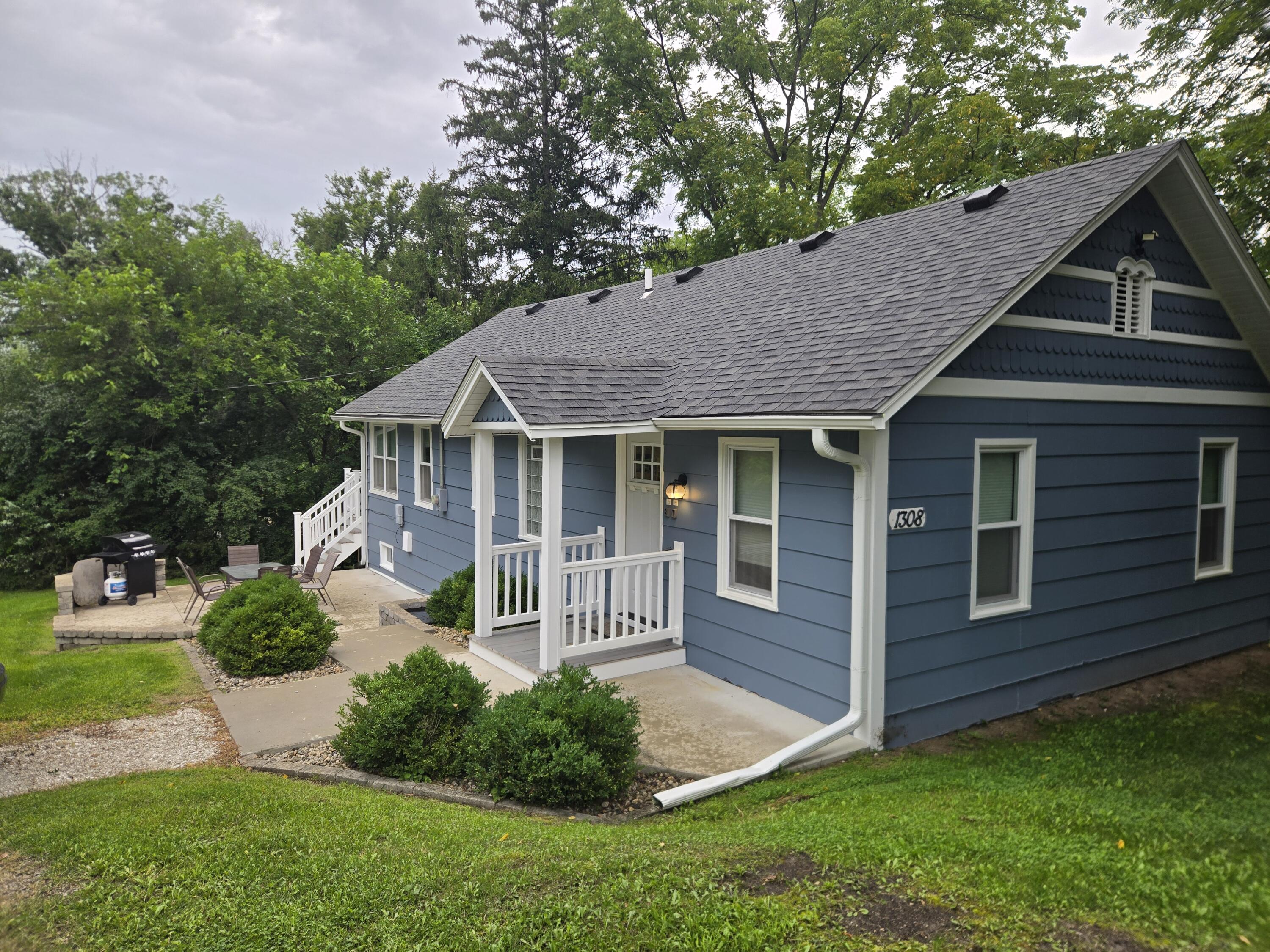 1308 E Lake Shore Dr — photo