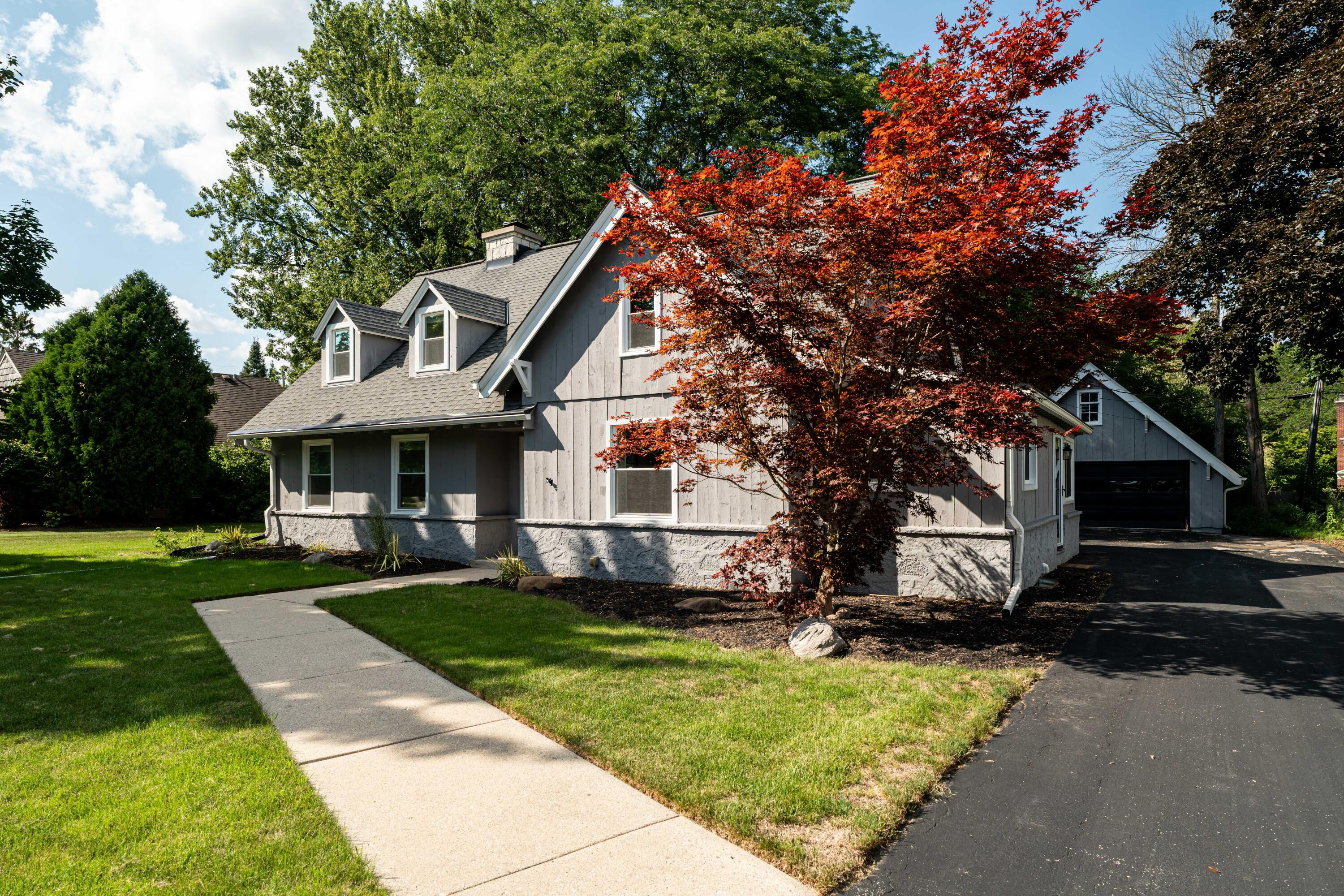 140 E Green Tree Rd — photo