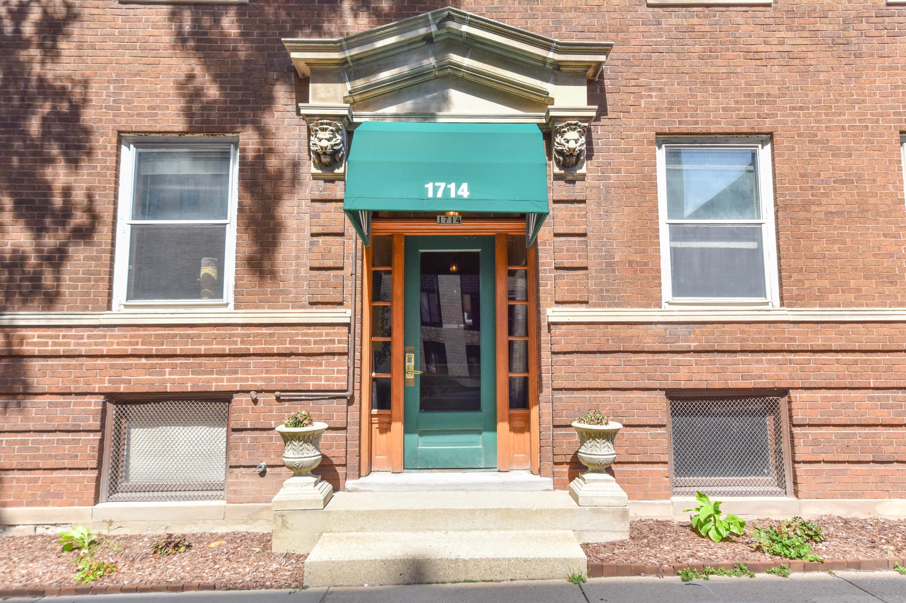 1714 E Kane Pl, L — photo