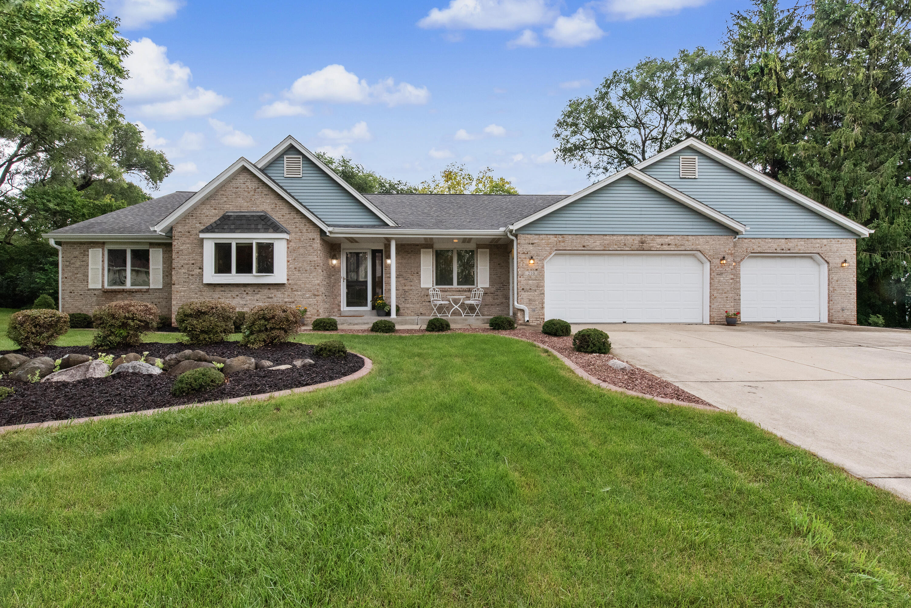 210 Riveredge Ct — photo