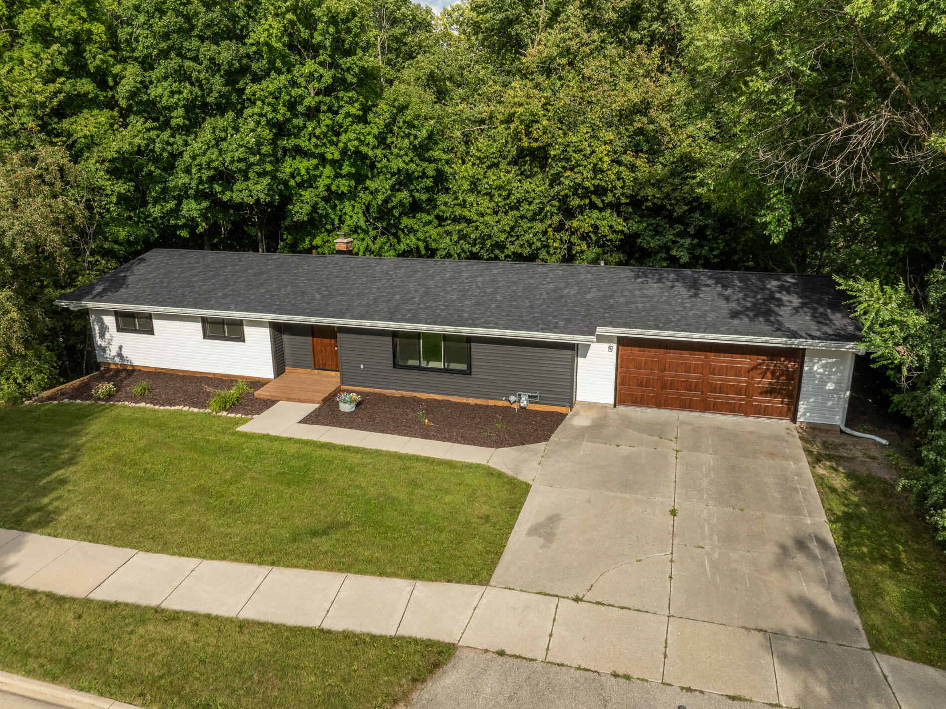 2421 Skyline Dr — photo