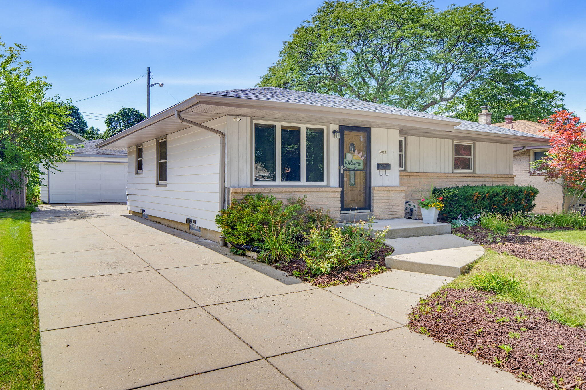 7827 W Eden Pl — photo