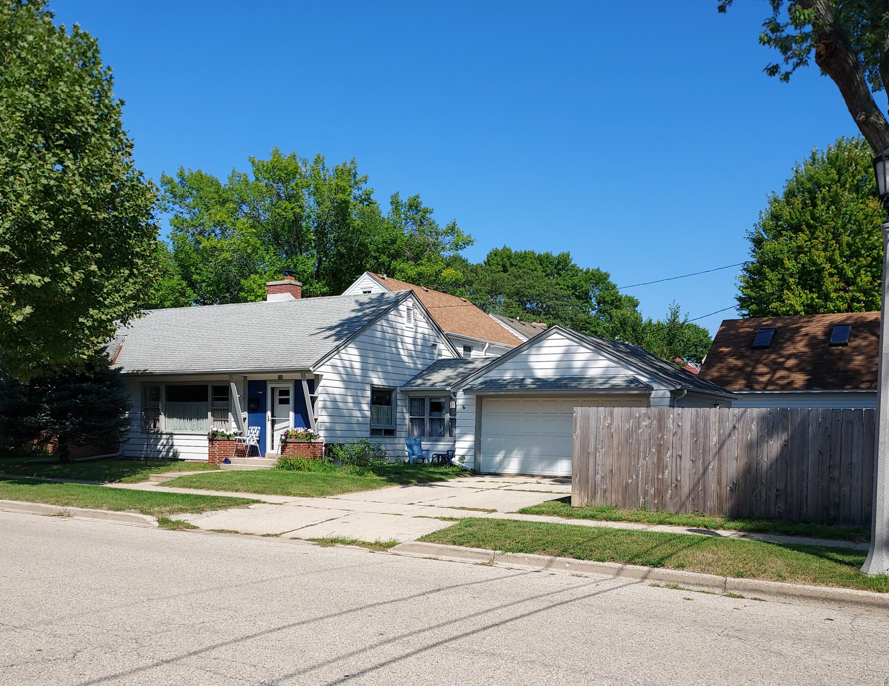 700 E Chateau Pl — photo
