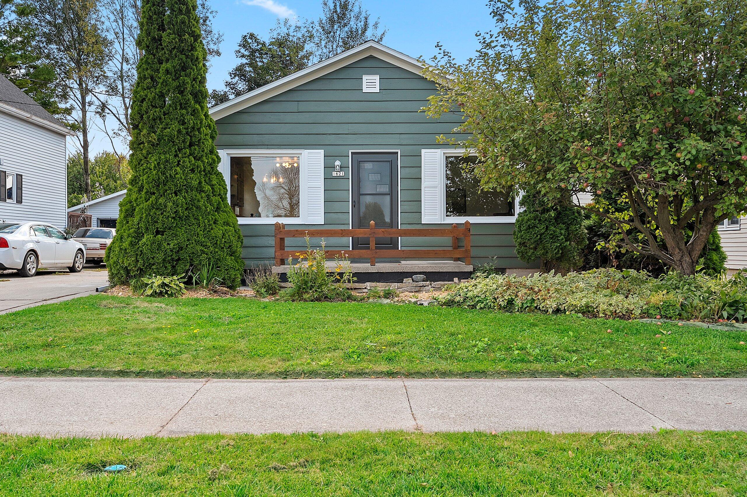 1621 Johnston Dr — photo