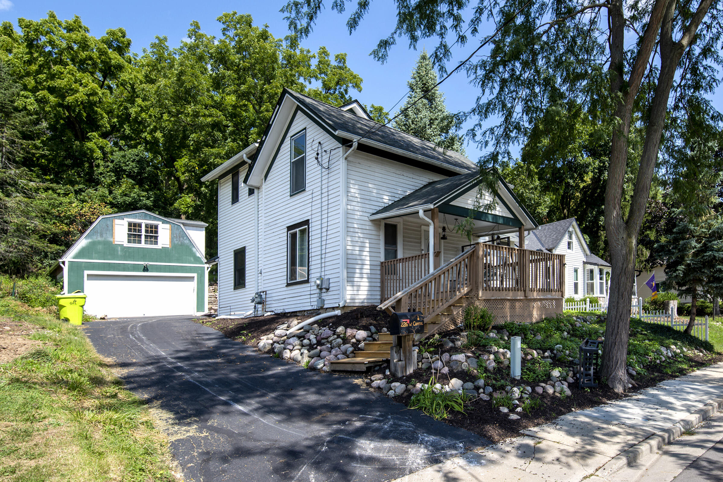 226 W Capitol Dr — photo