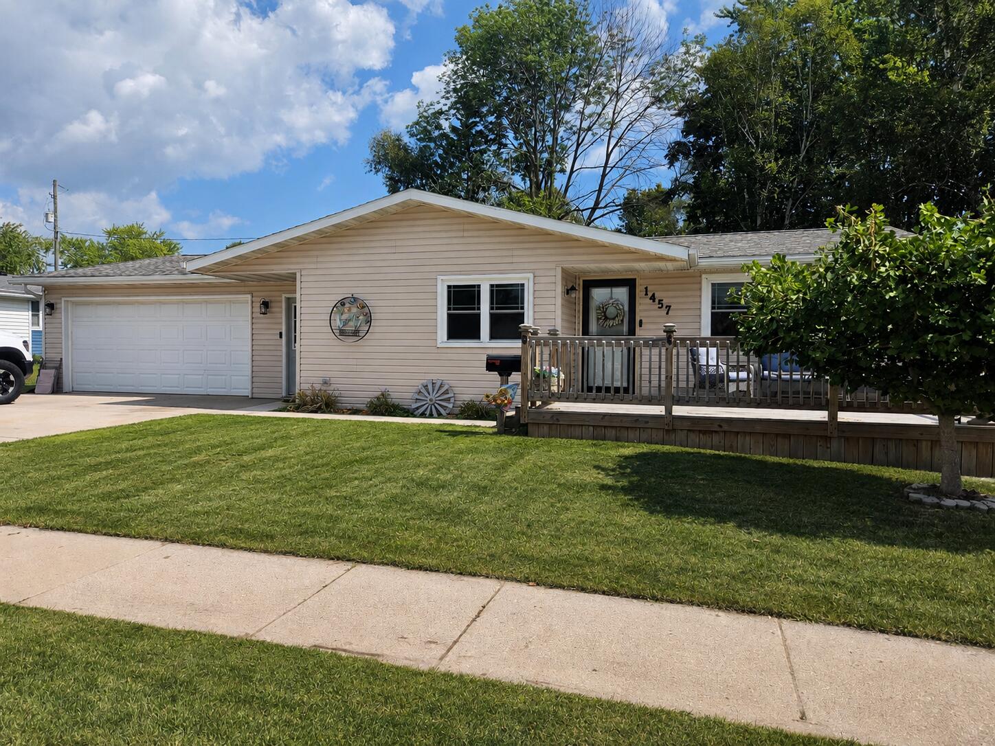 1457 Daisy Dr — photo