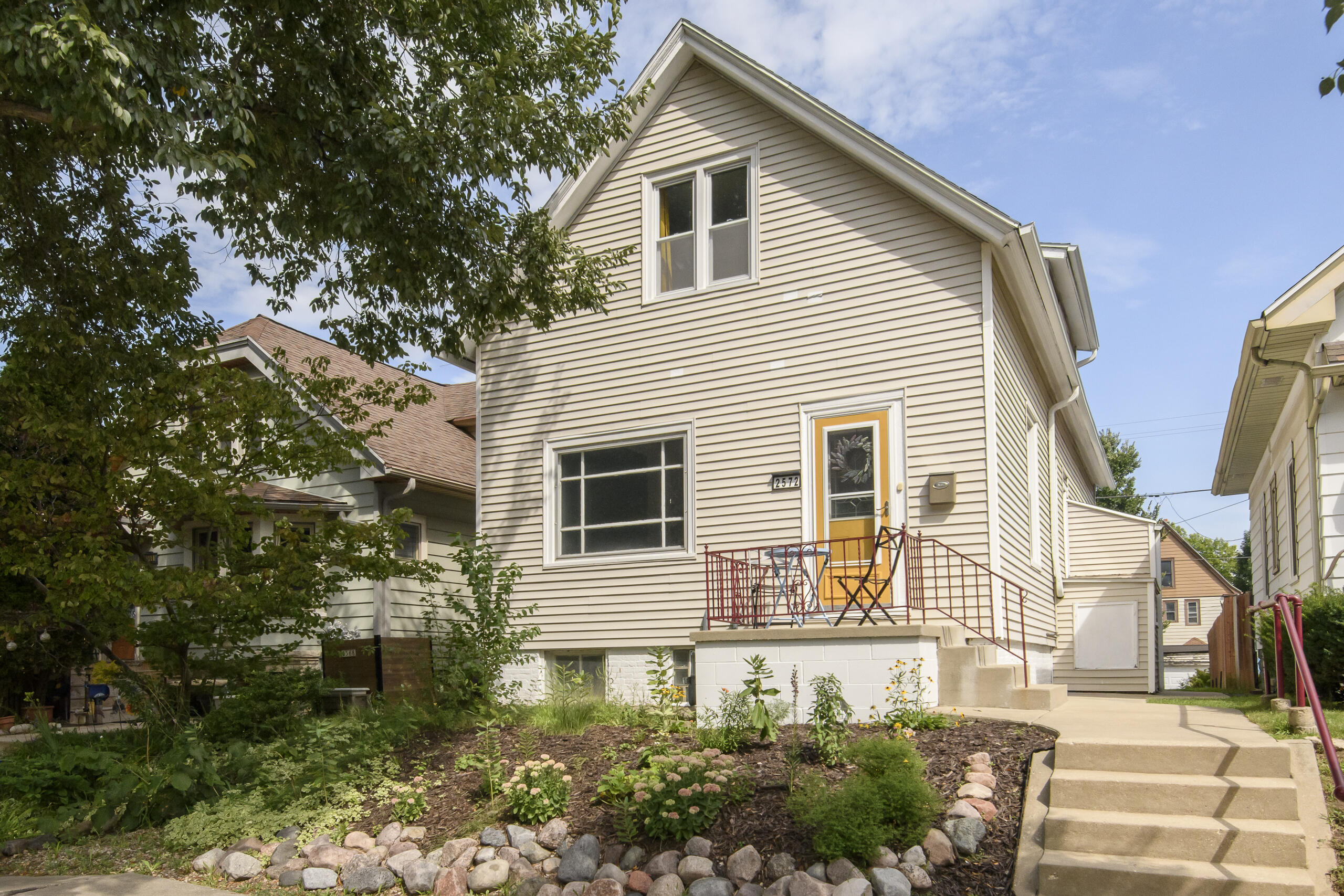 2572 S Howell Ave — photo