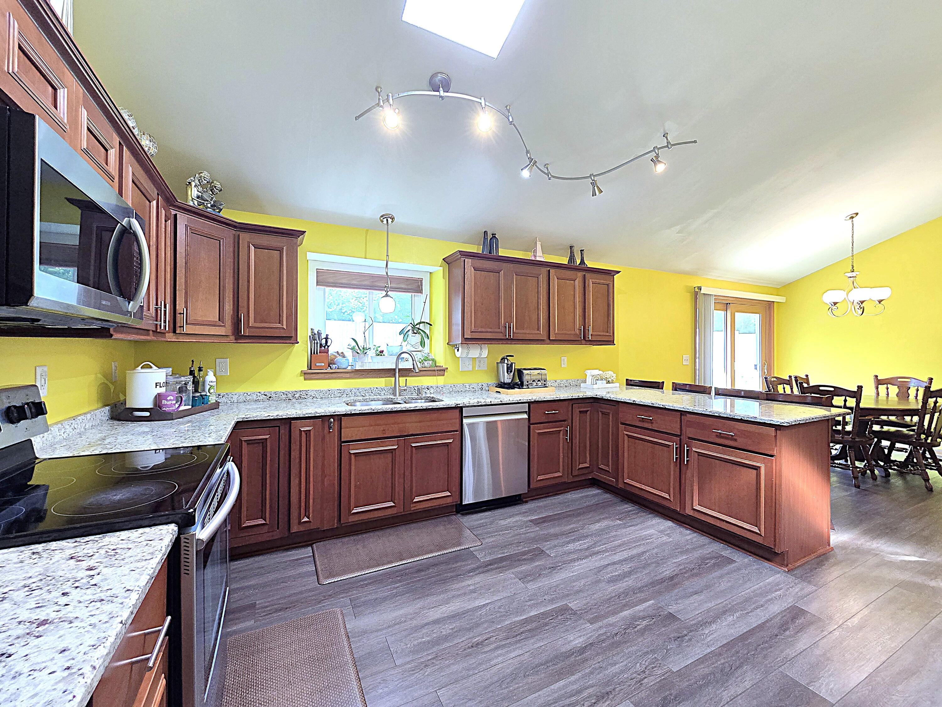 9201 W County Line Rd, Milwaukee, WI 53224 — photo 2