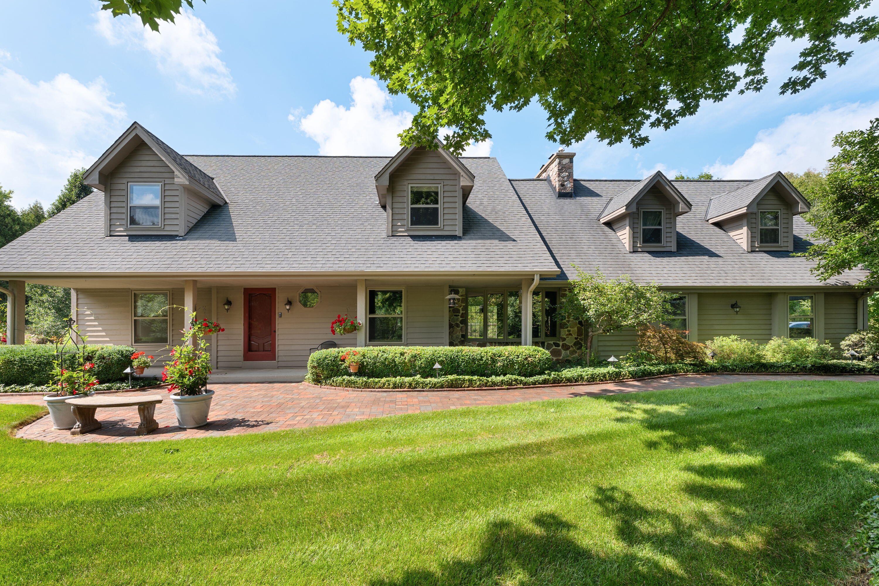 2225 Edgewood Dr — photo