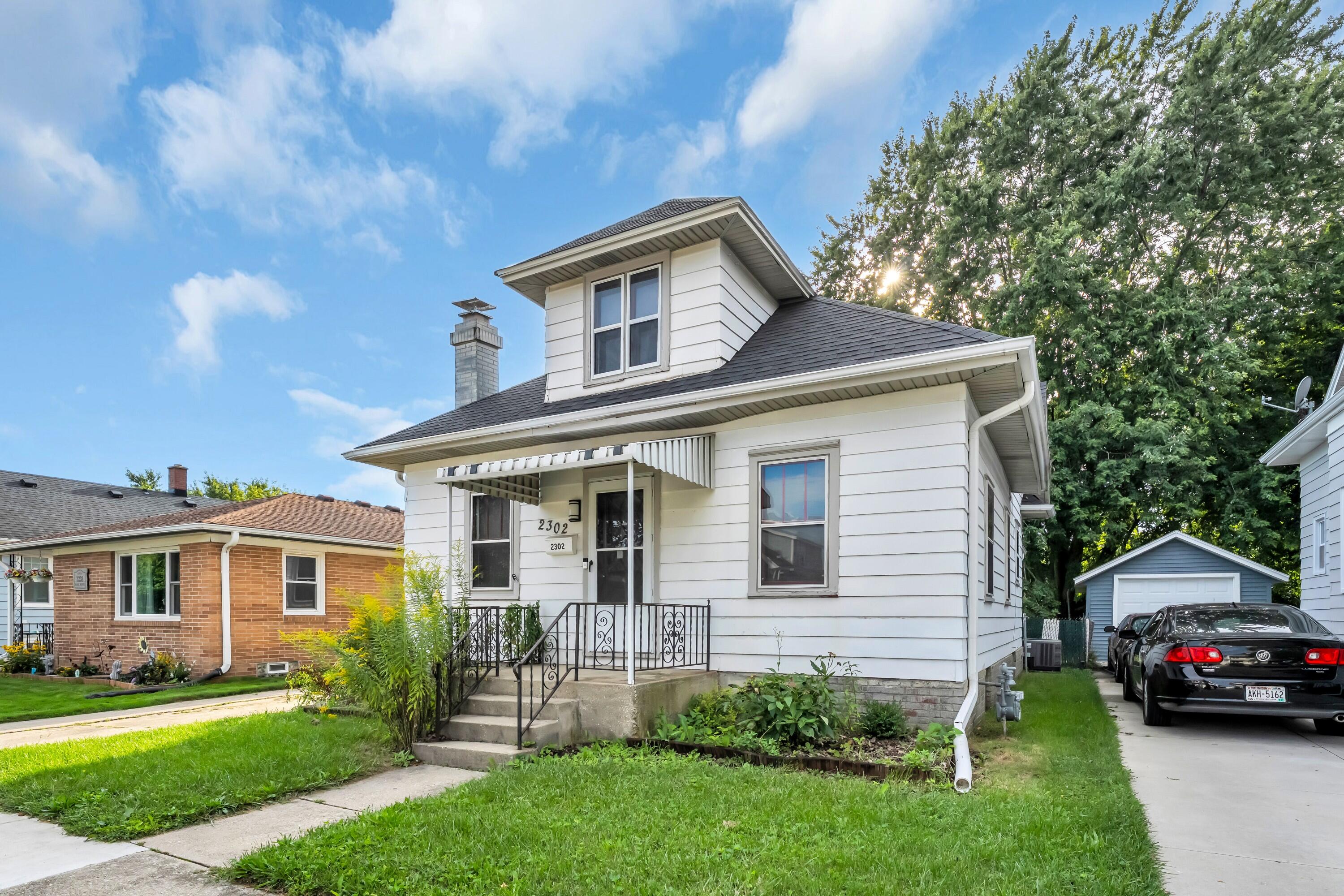2302 Blake Ave — photo