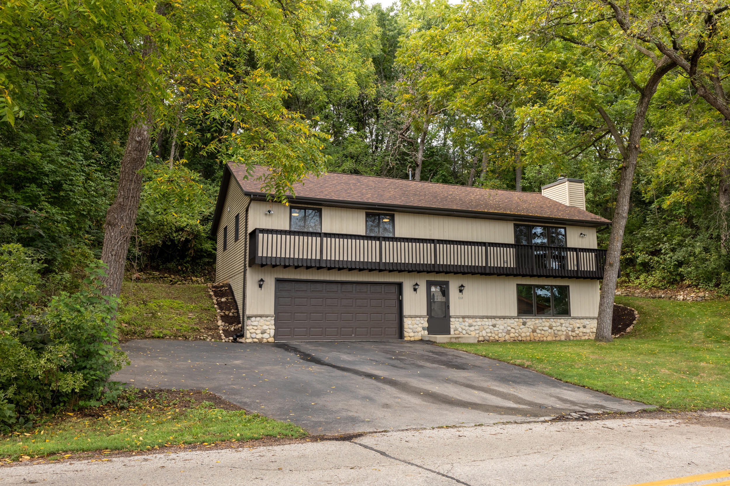 142 Riverside Dr — photo