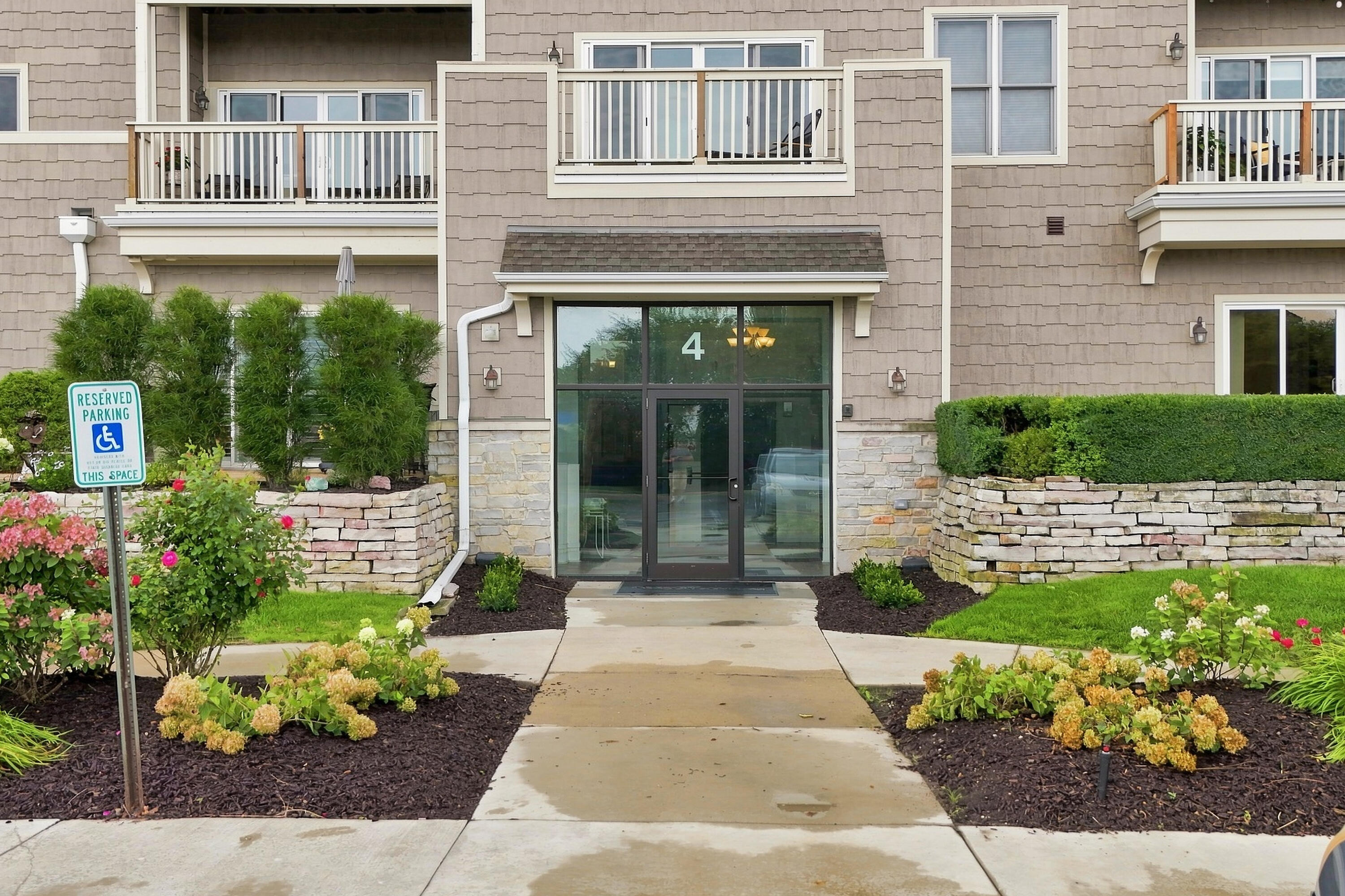 4 Gaslight Dr, 307, Racine, WI 53403 — photo 3