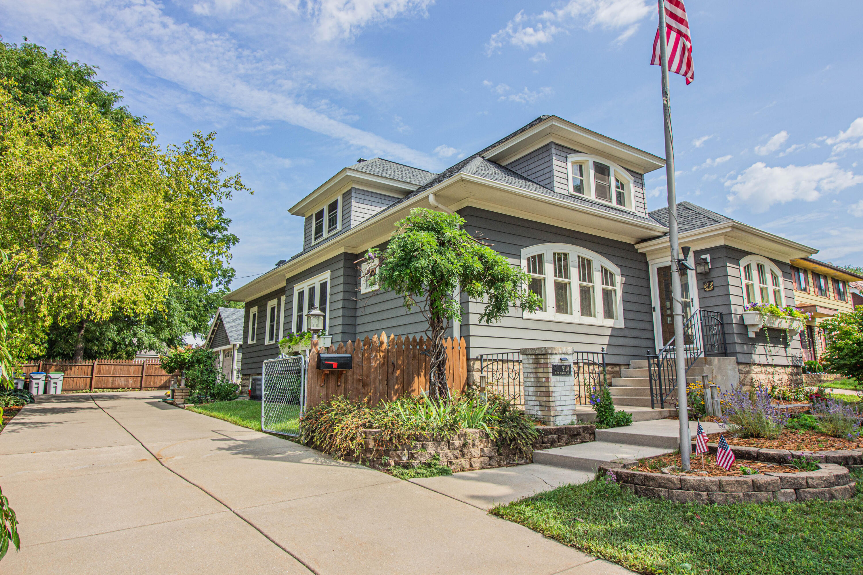 9110 W Howard Ave — photo