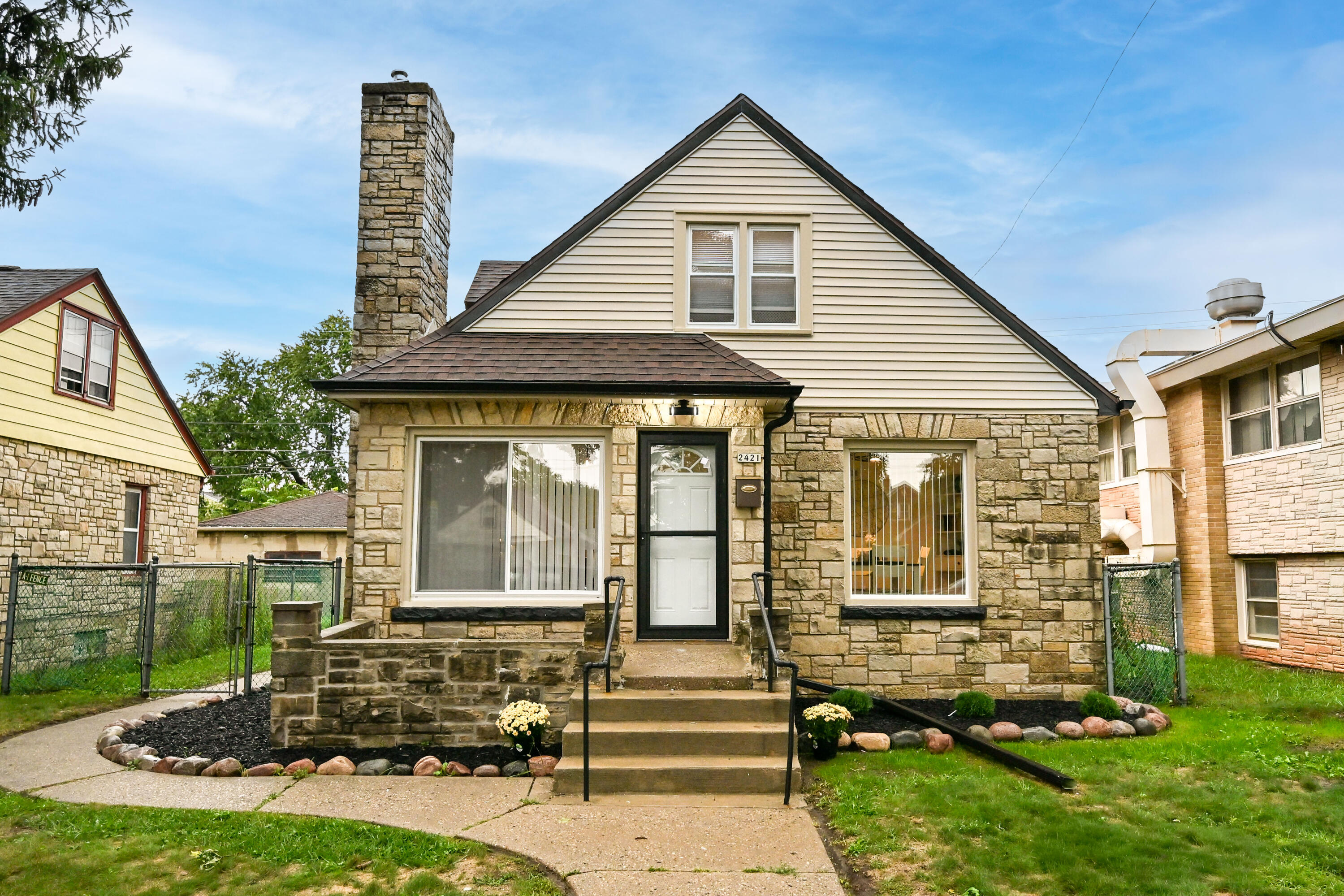2421 W Hampton Ave — photo