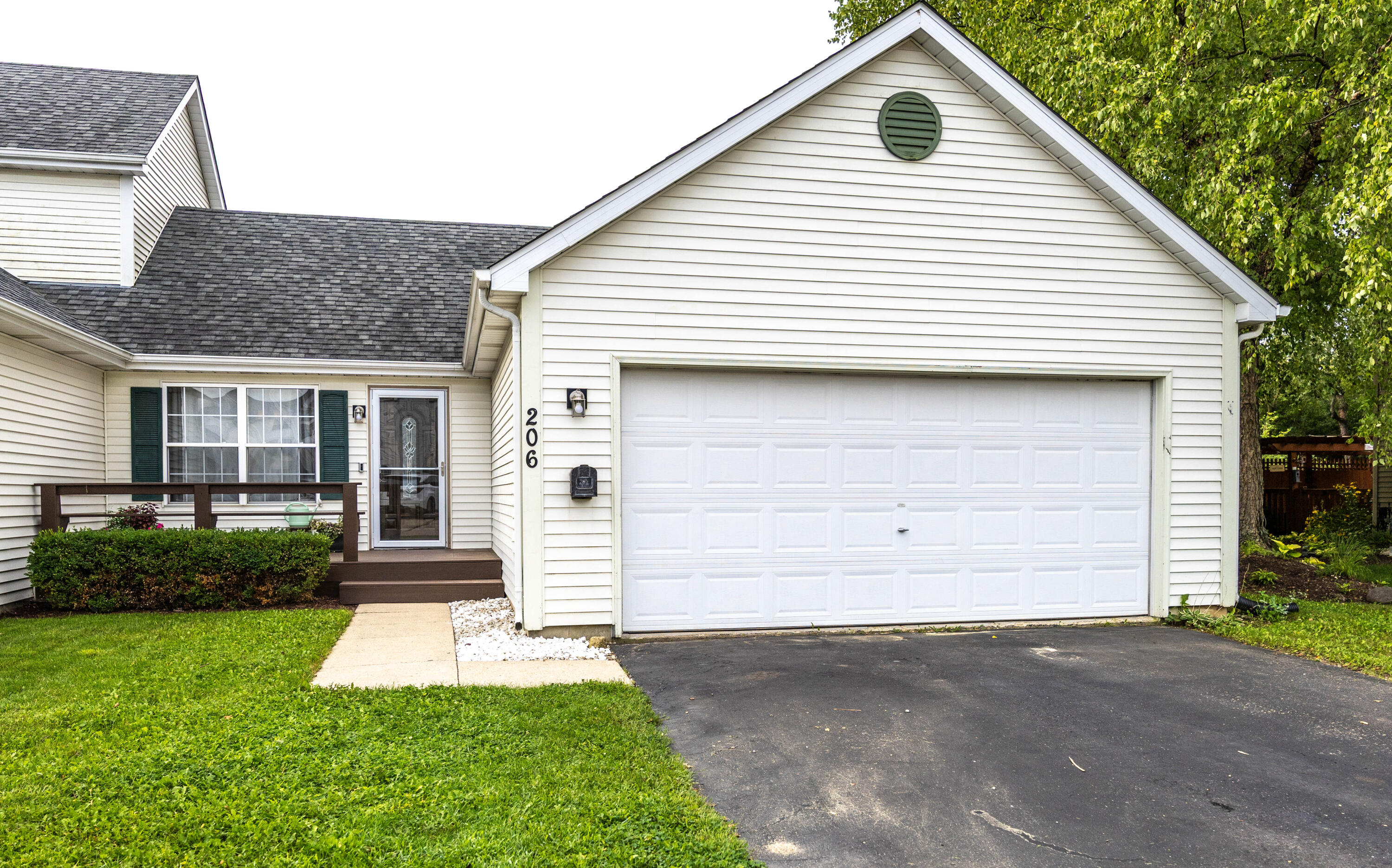 206 Sterling Ct — photo