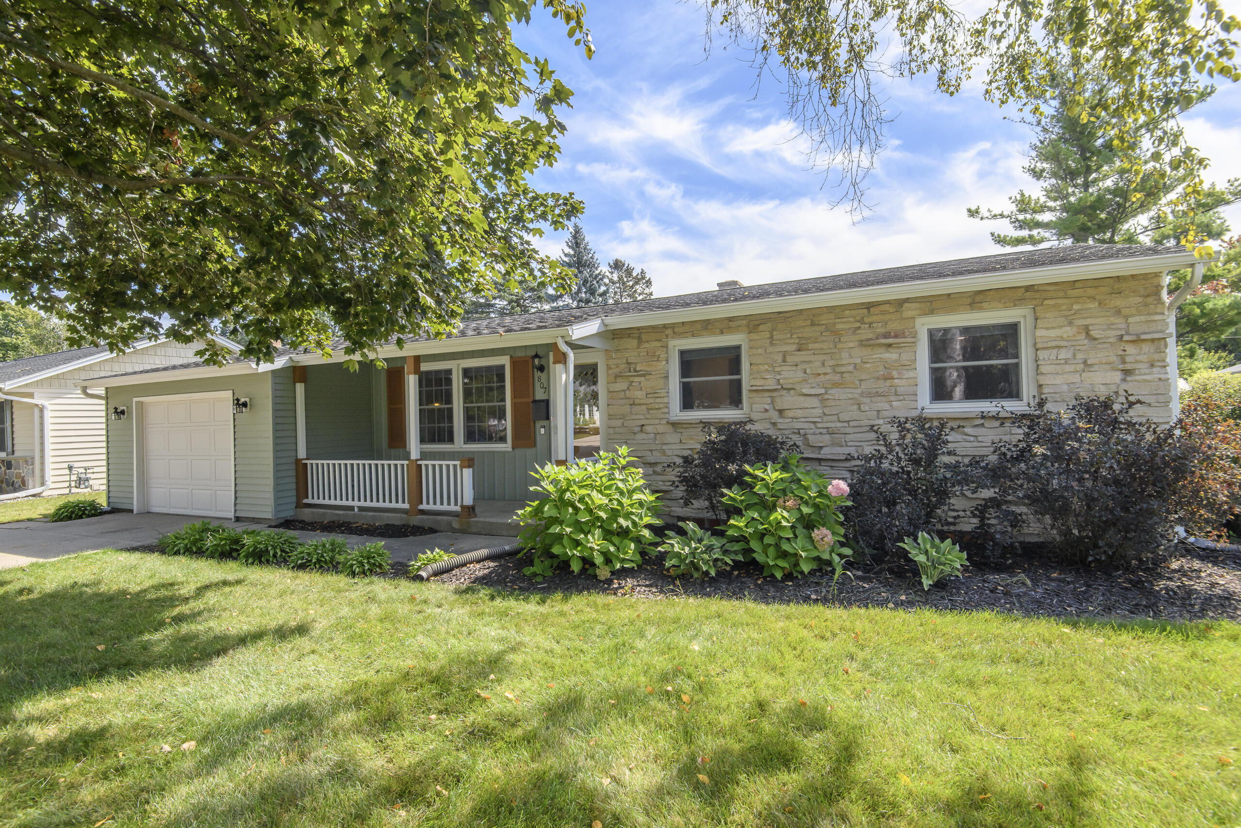 807 Meadowbrook Dr — photo