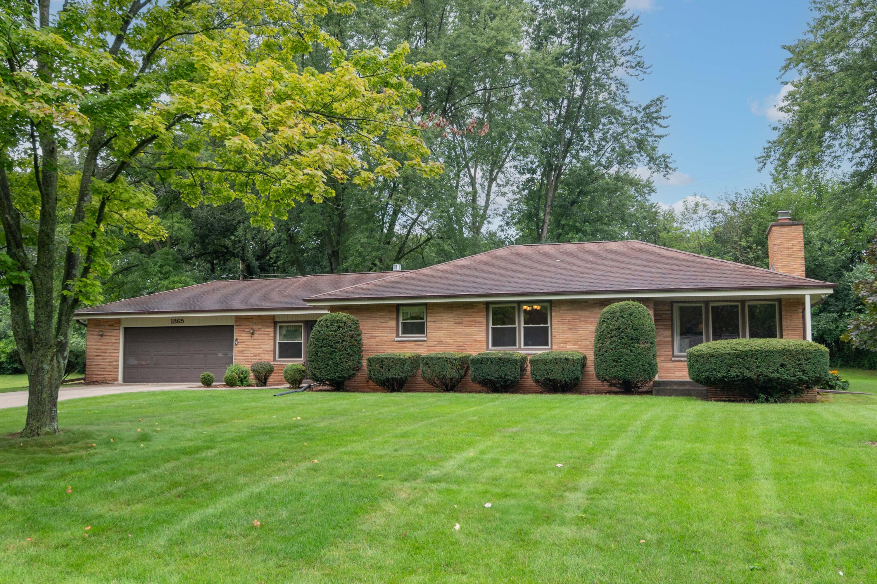 1865 Lone Oak Cir W — photo