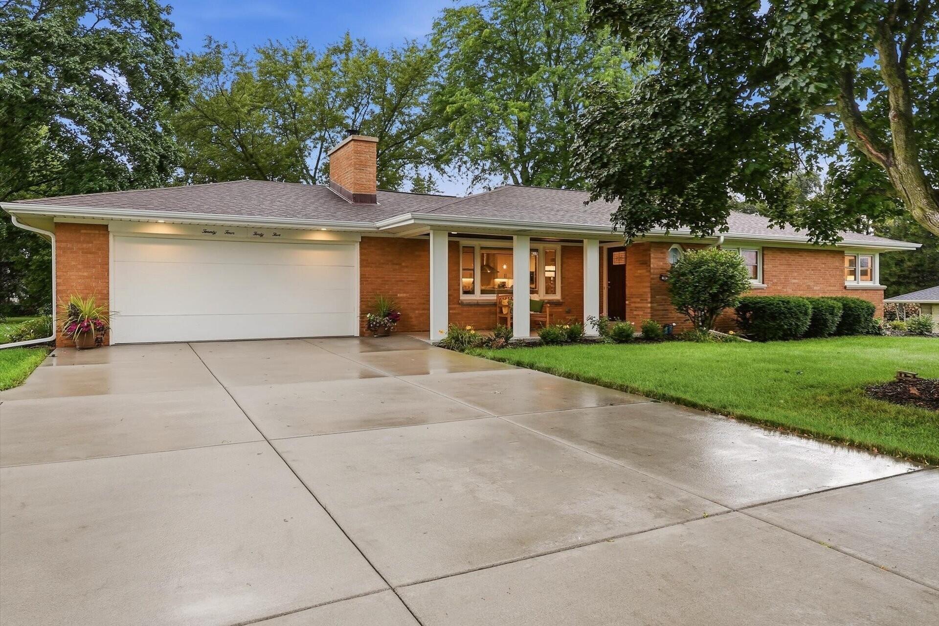 2445 Buena Vista Dr — photo