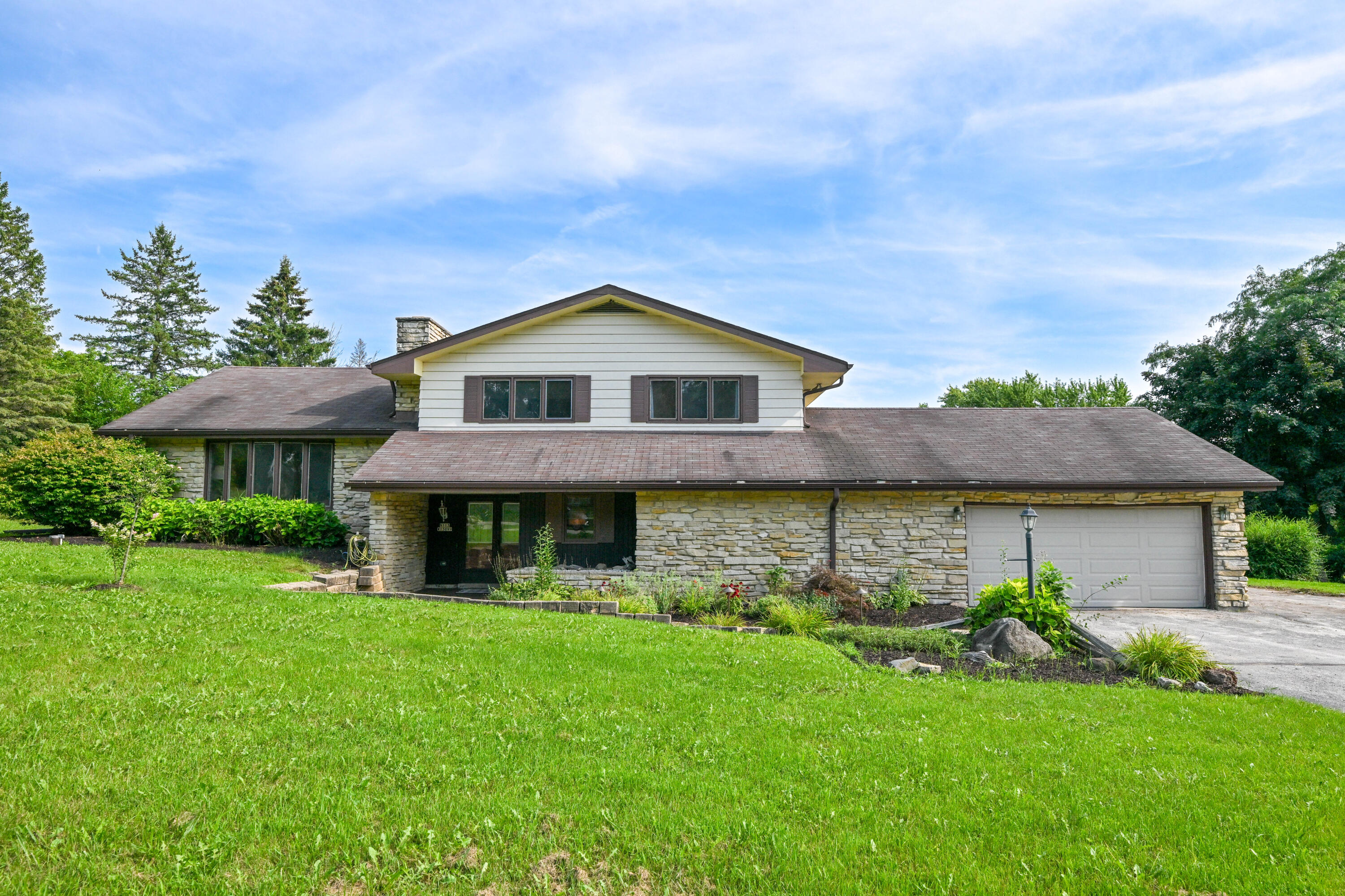 N113W13099 Crestview Dr — photo