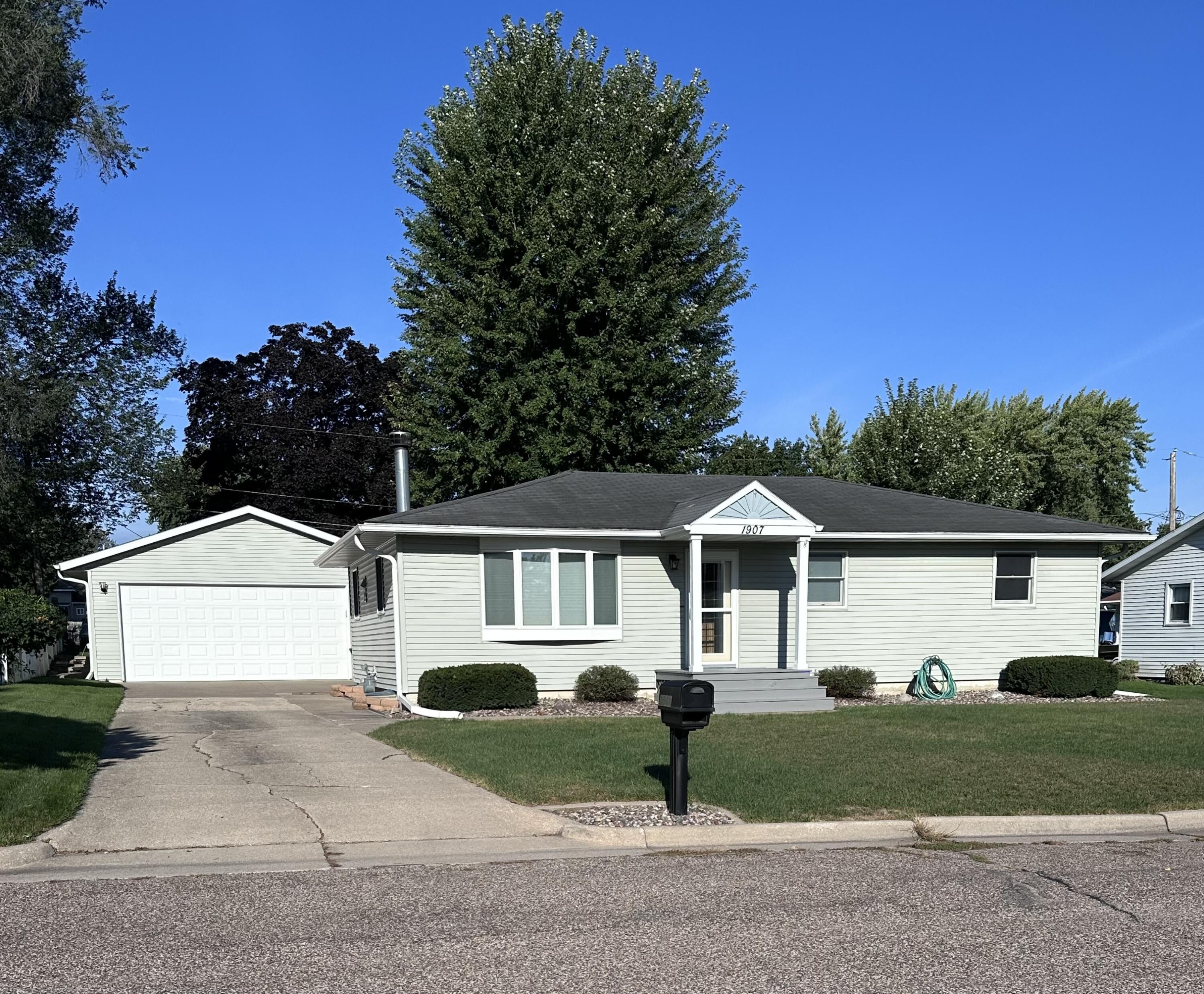 1907 La Crescent Ct — photo