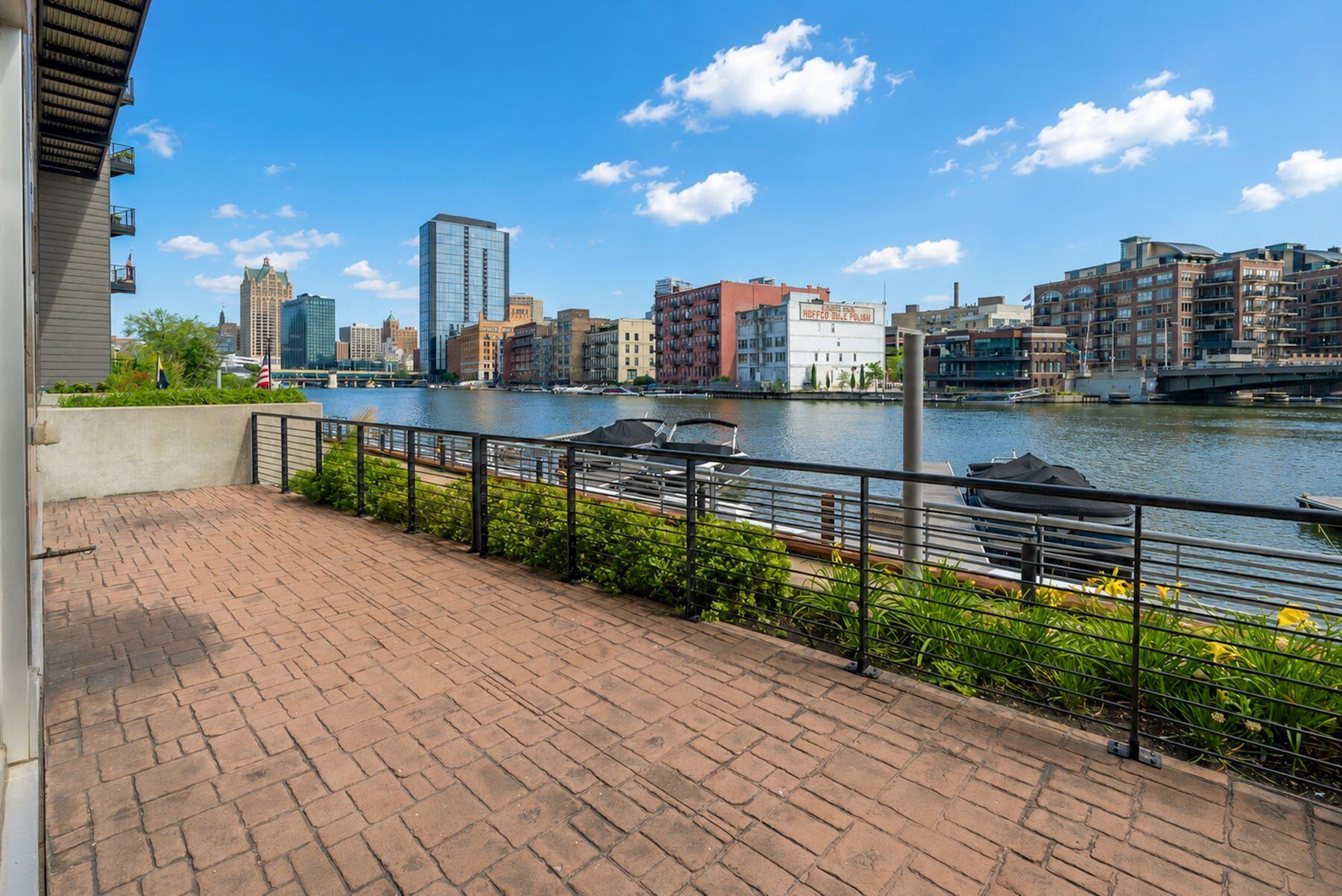 106 W Seeboth St, 112 — photo