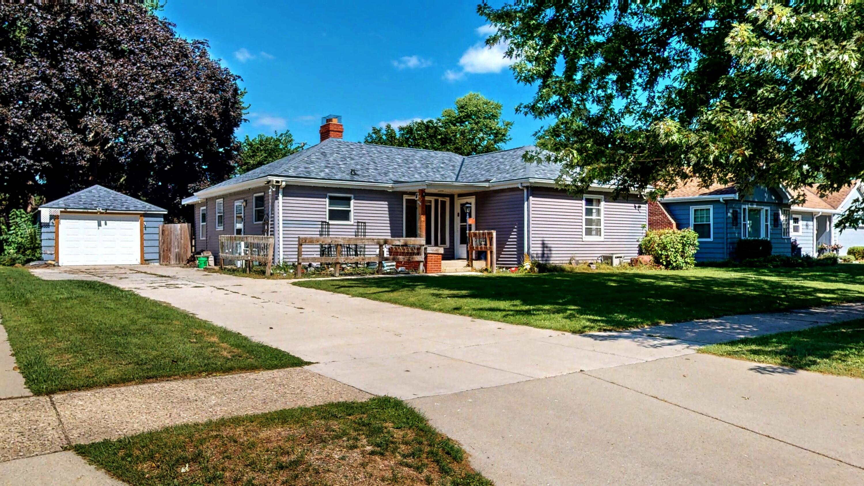 1227 E Memorial Dr — photo