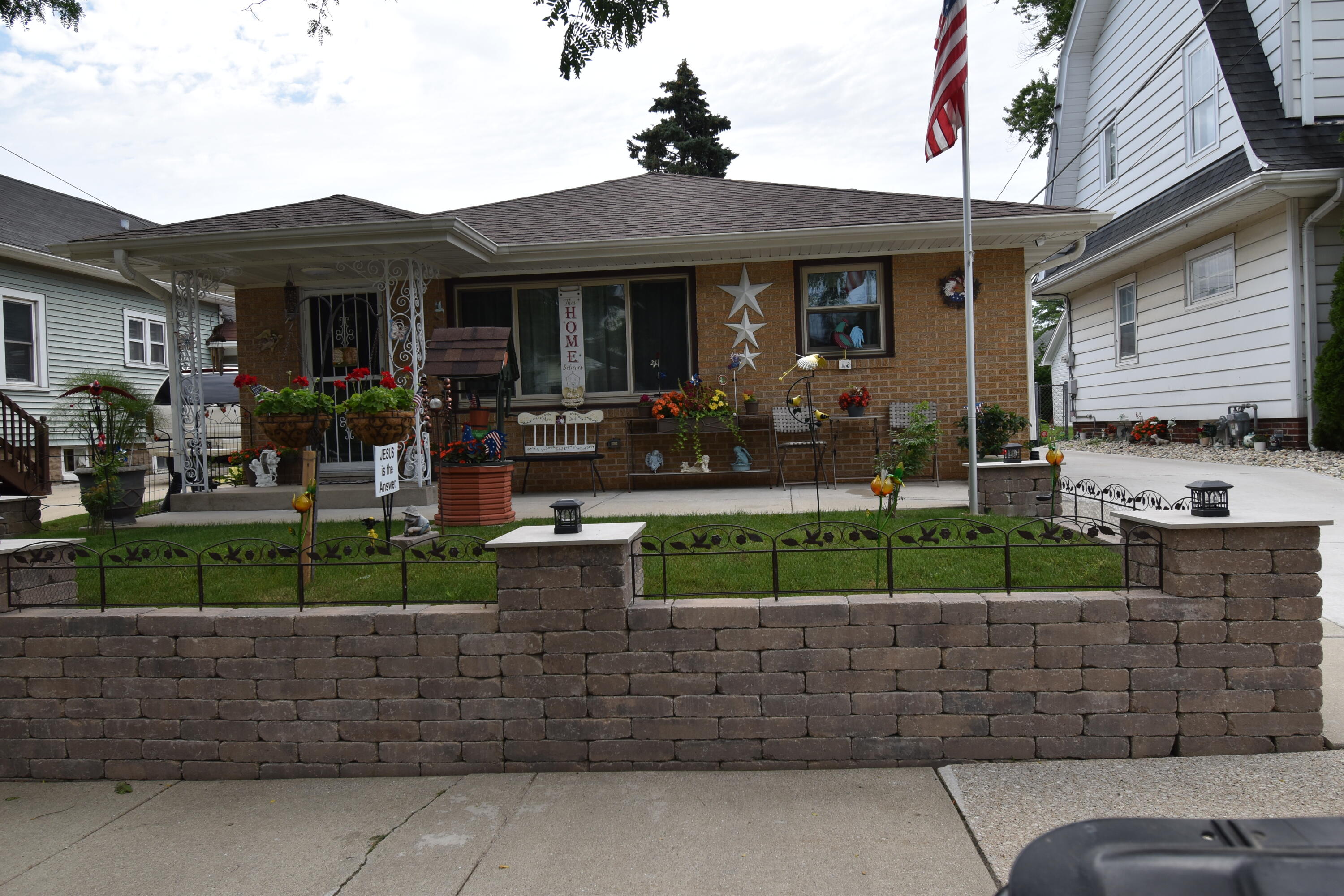 609 Blaine Ave — photo